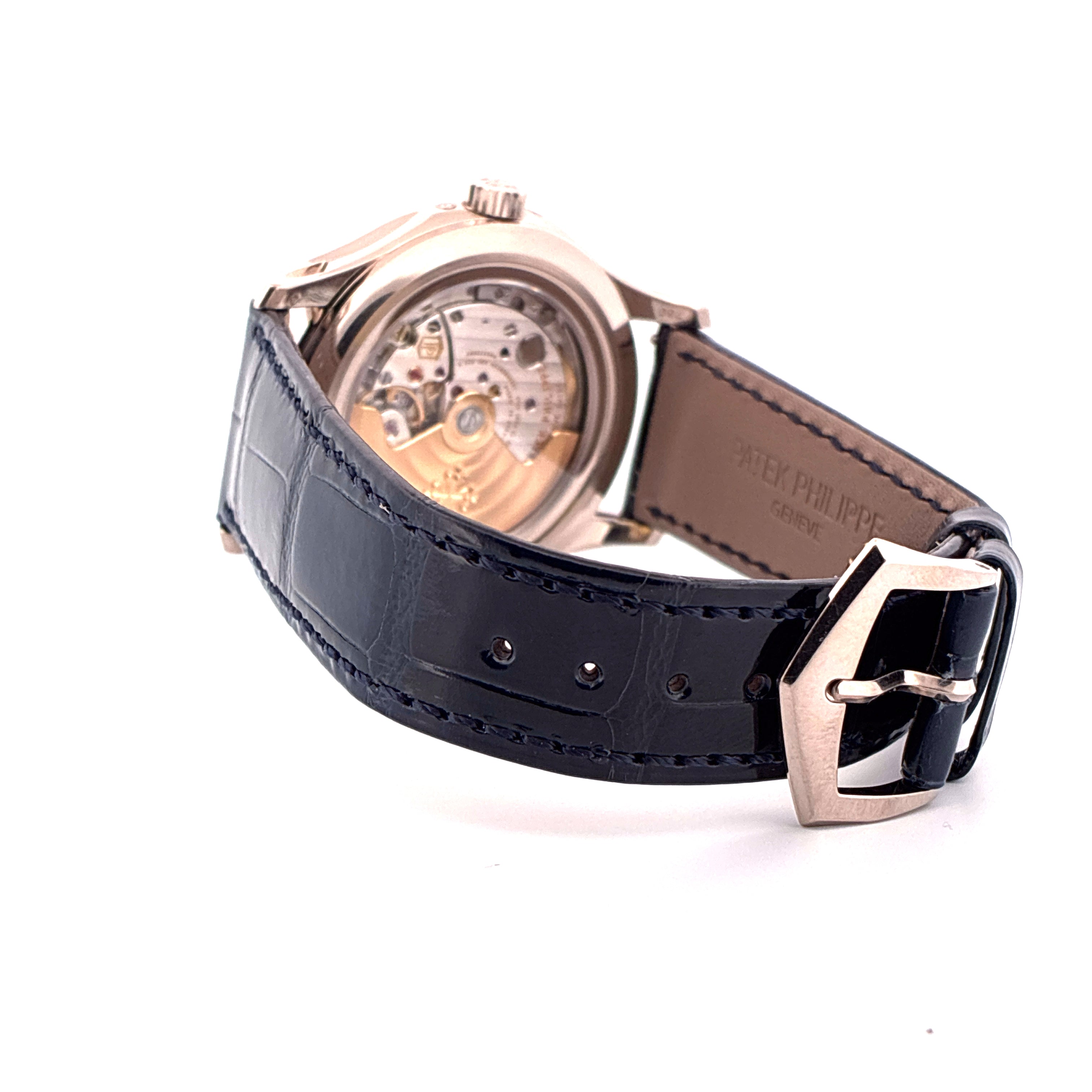 Patek Philippe 5205G-013 mit Sichtboden und schwarzem Alligatorlederarmband auf weißem Hintergrund