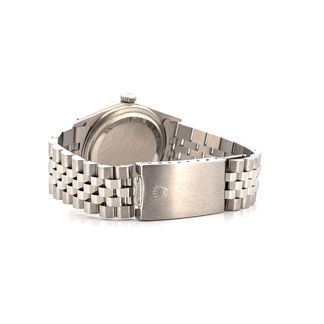 Rolex Datejust 36 aus Stahl, Seitenansicht mit Fokus auf die gerippte Lünette und das Jubilee-Armband