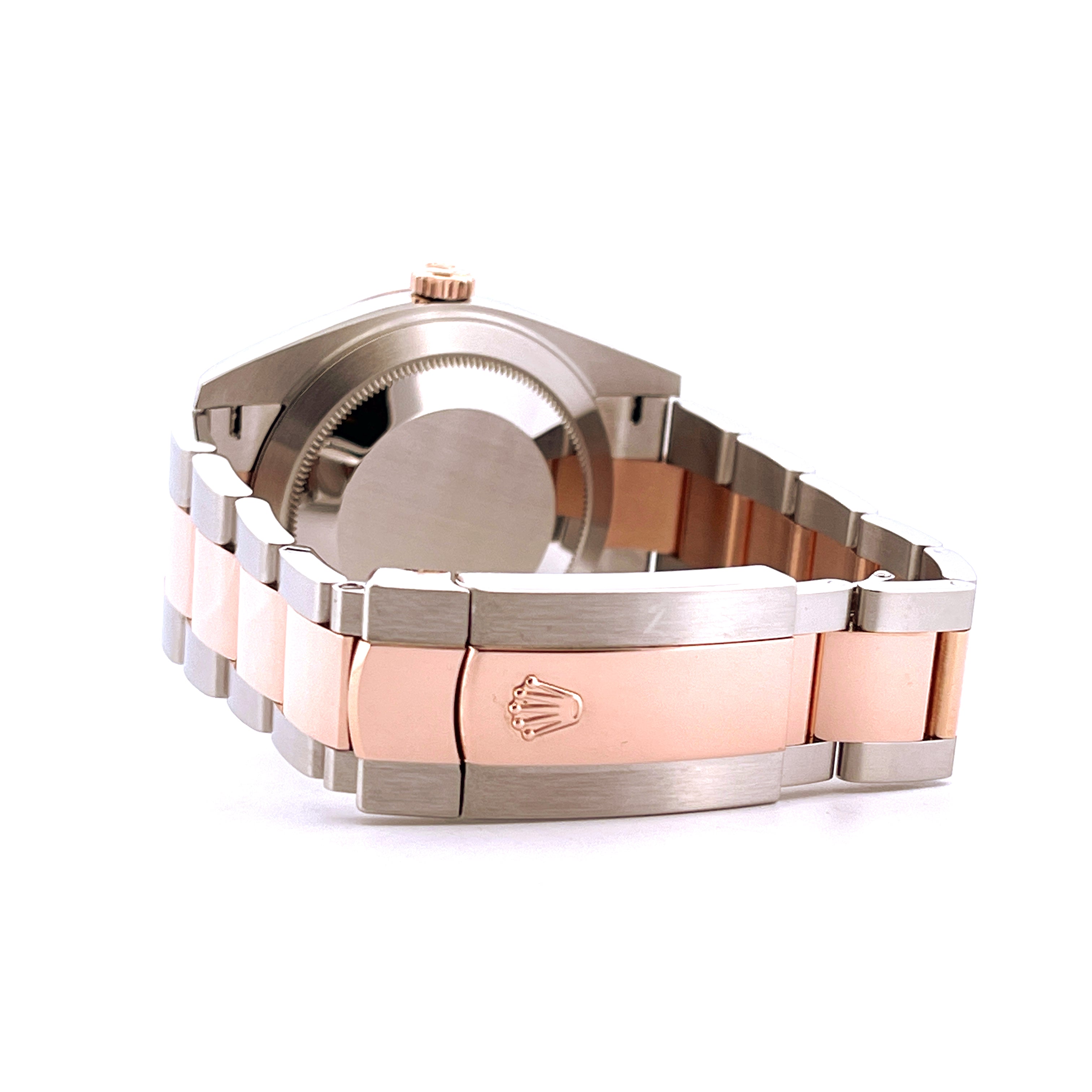 Seitenansicht einer gebrauchten Rolex Datejust 41 aus Stahl und Roségold mit Oyster-Schließe und sichtbarer Krone