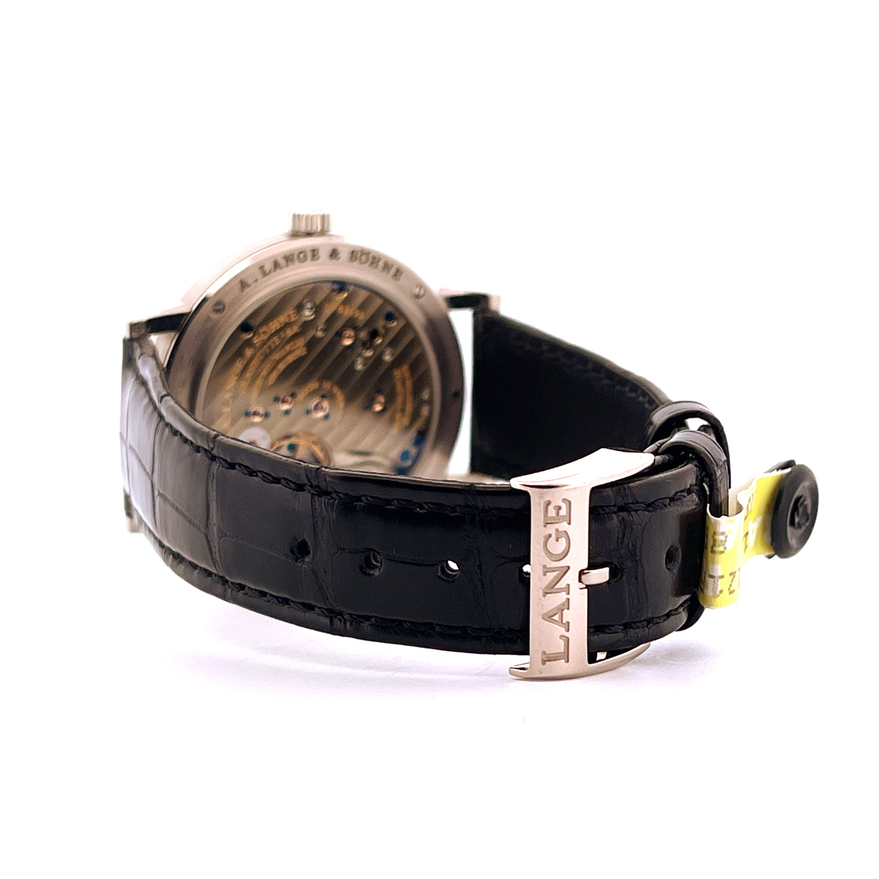 Seitenansicht einer A. Lange & Söhne Uhr mit schwarzem Lederarmband und silberner Schließe