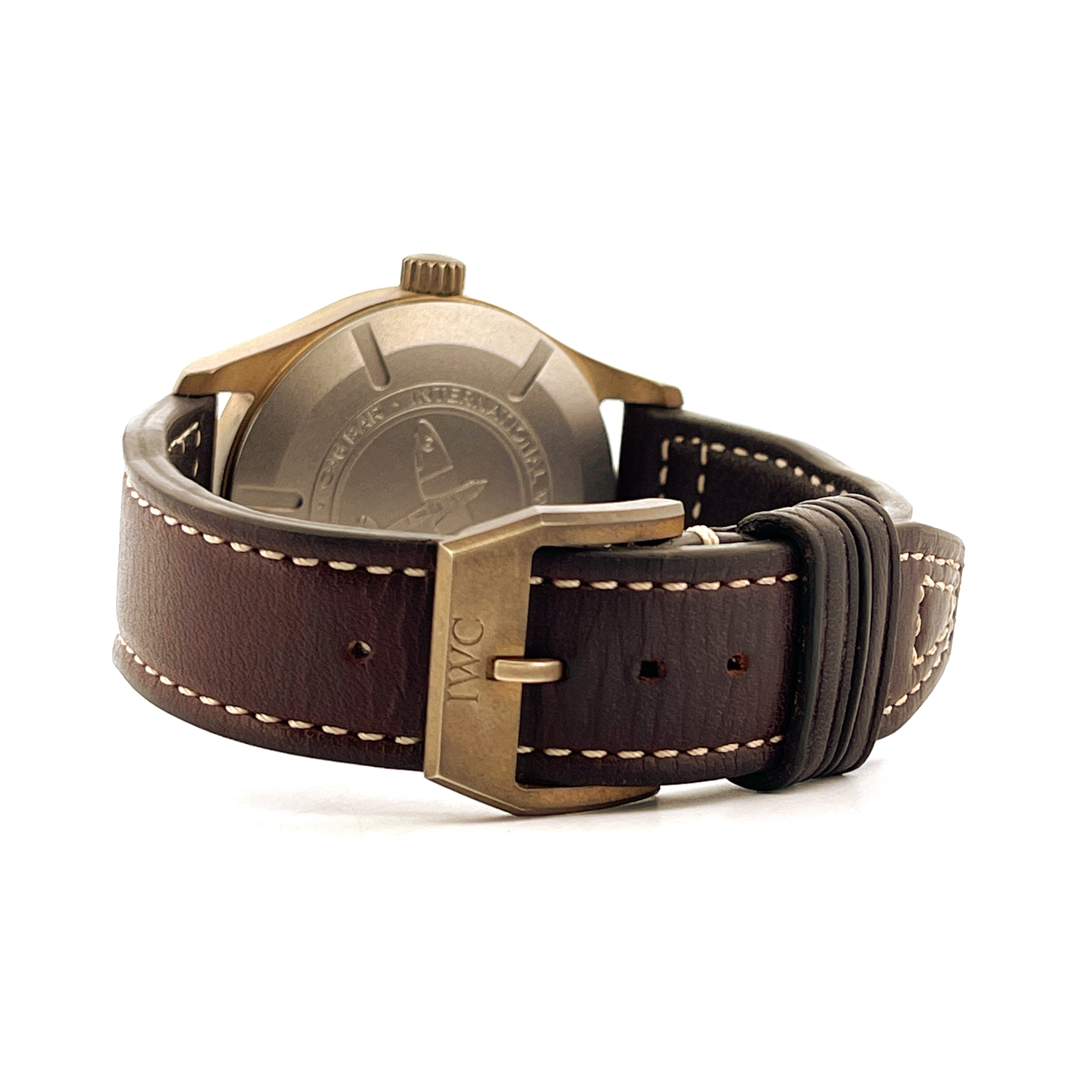 Rückansicht eines IWC Spitfire Automatic Green Bronze mit braunem Lederarmband und Bronze-Schließe auf weißem Hintergrund