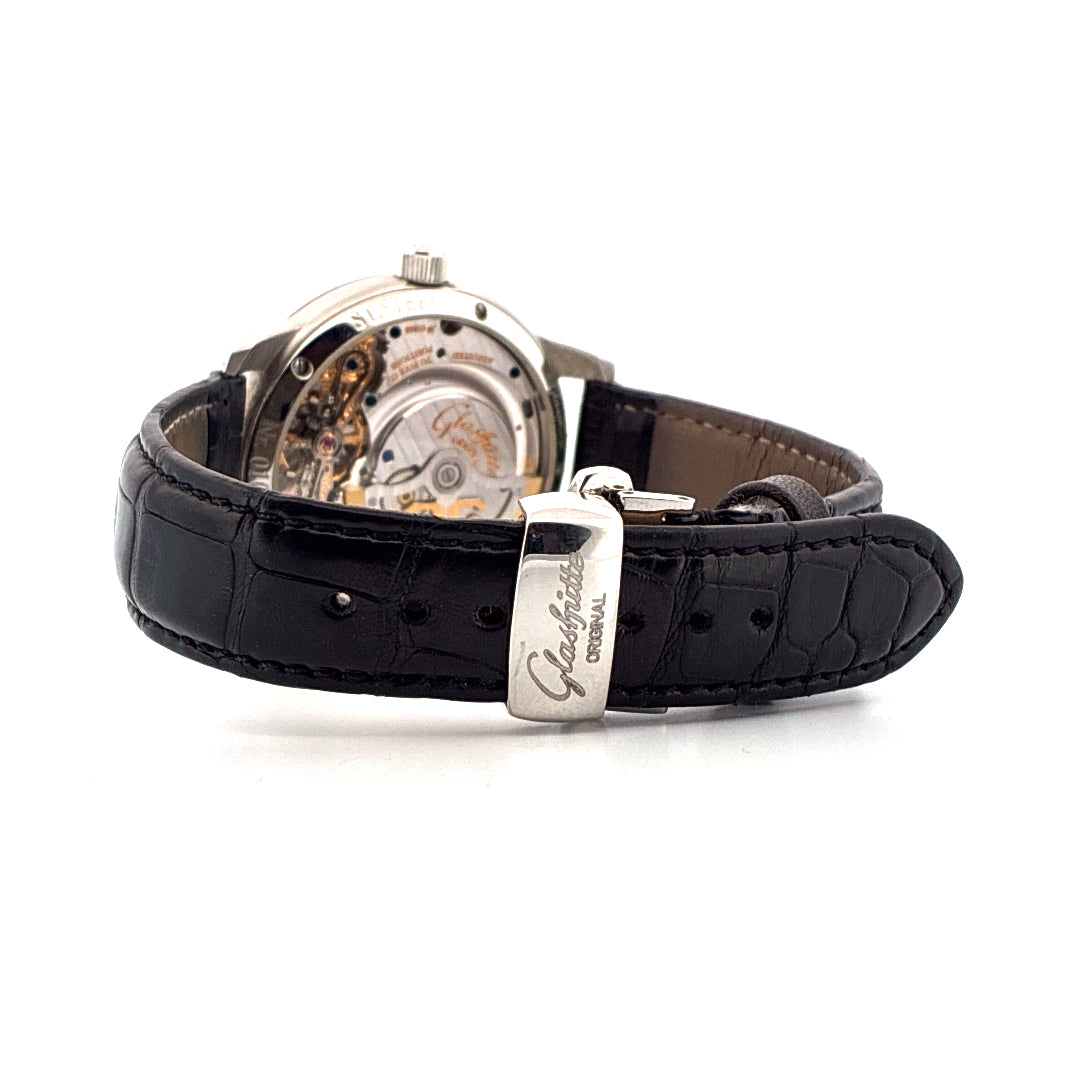 Glashütte Original PanoMatic Venue mit schwarzem Lederarmband und glänzender Edelstahlschließe auf weißem Hintergrund