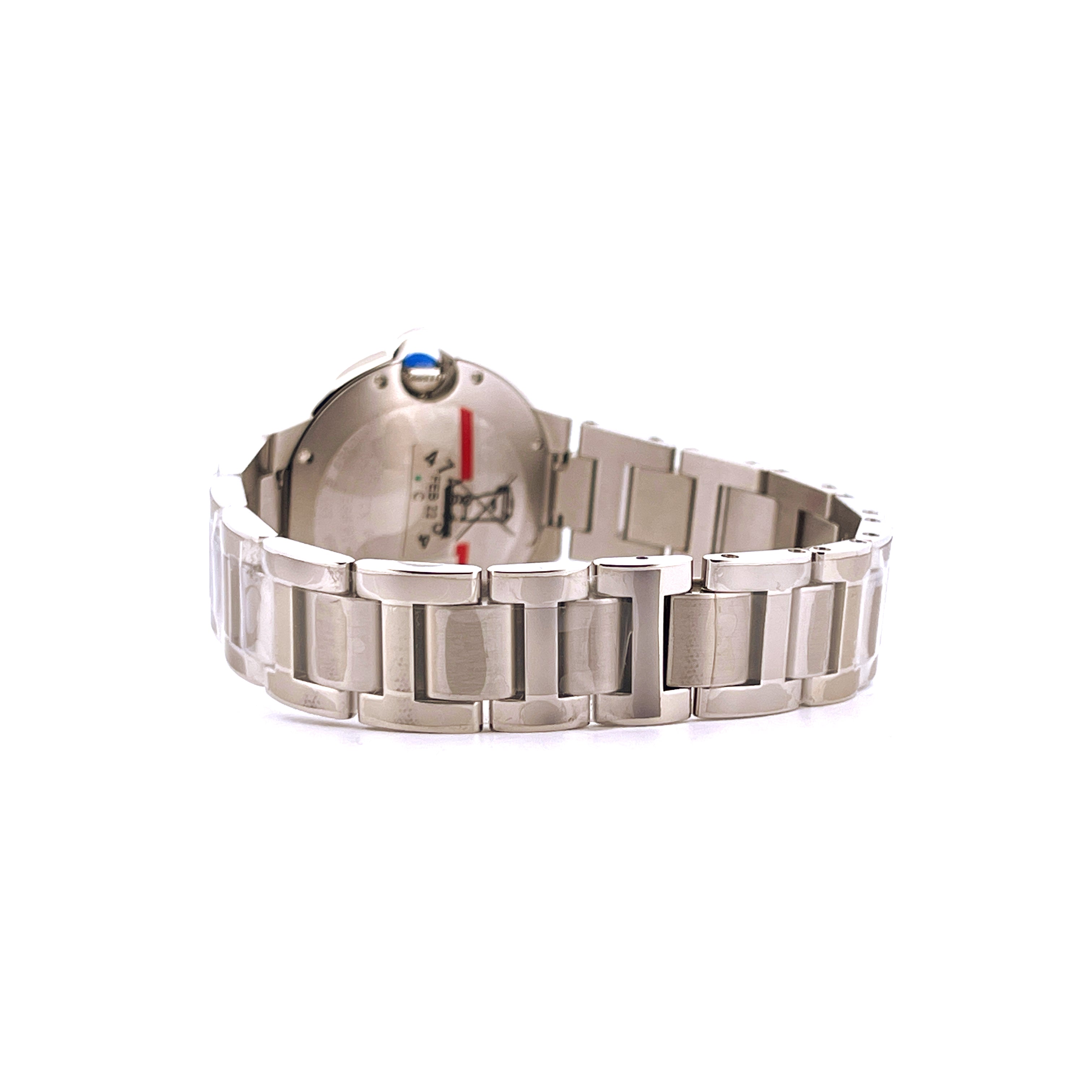 Cartier Ballon Bleu 33mm Quartz aus Edelstahl, Seitenansicht, auf weißem Hintergrund