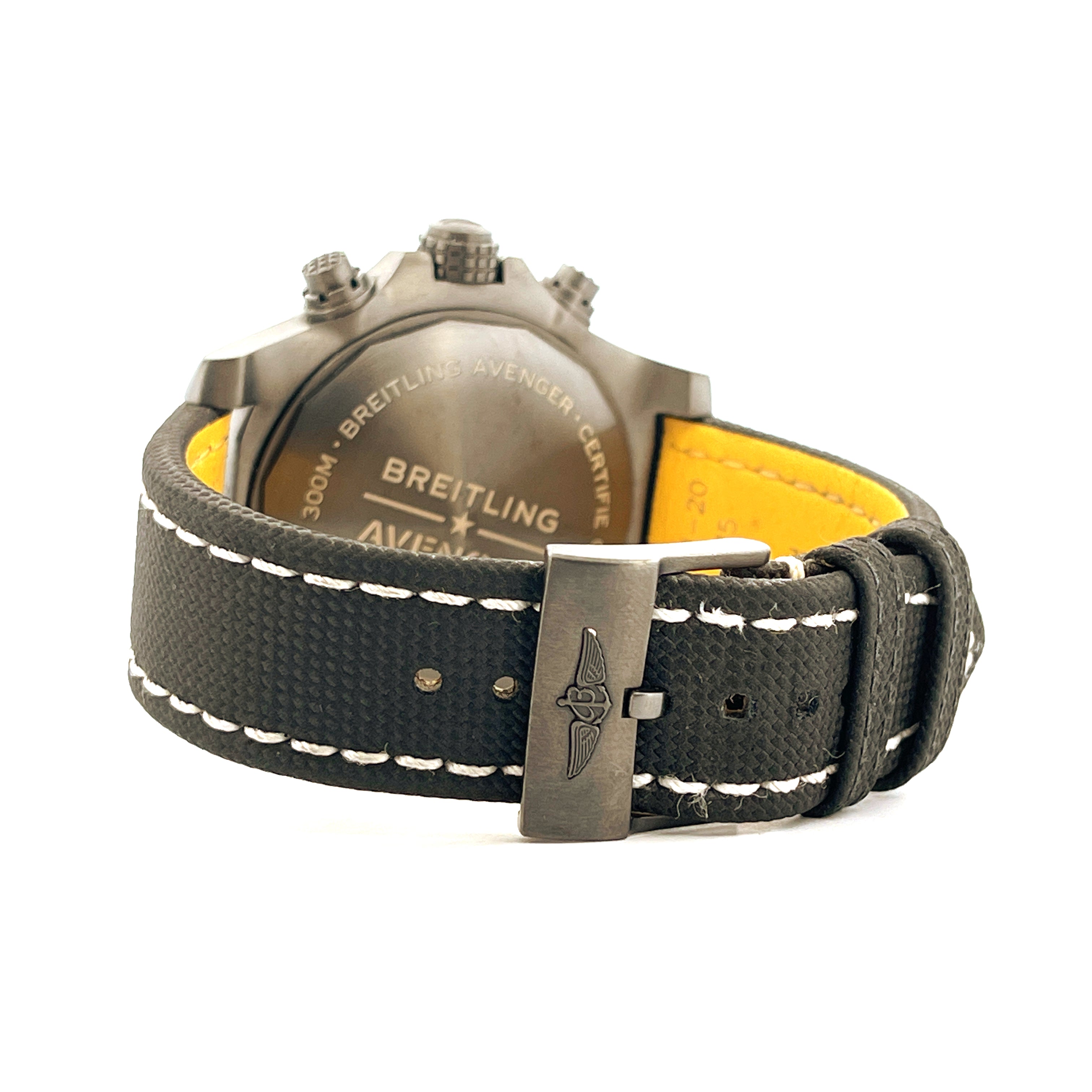 Detail der Rückseite einer Breitling Avenger Chronograph Night Mission mit schwarzem Stoffarmband und Dornschließe