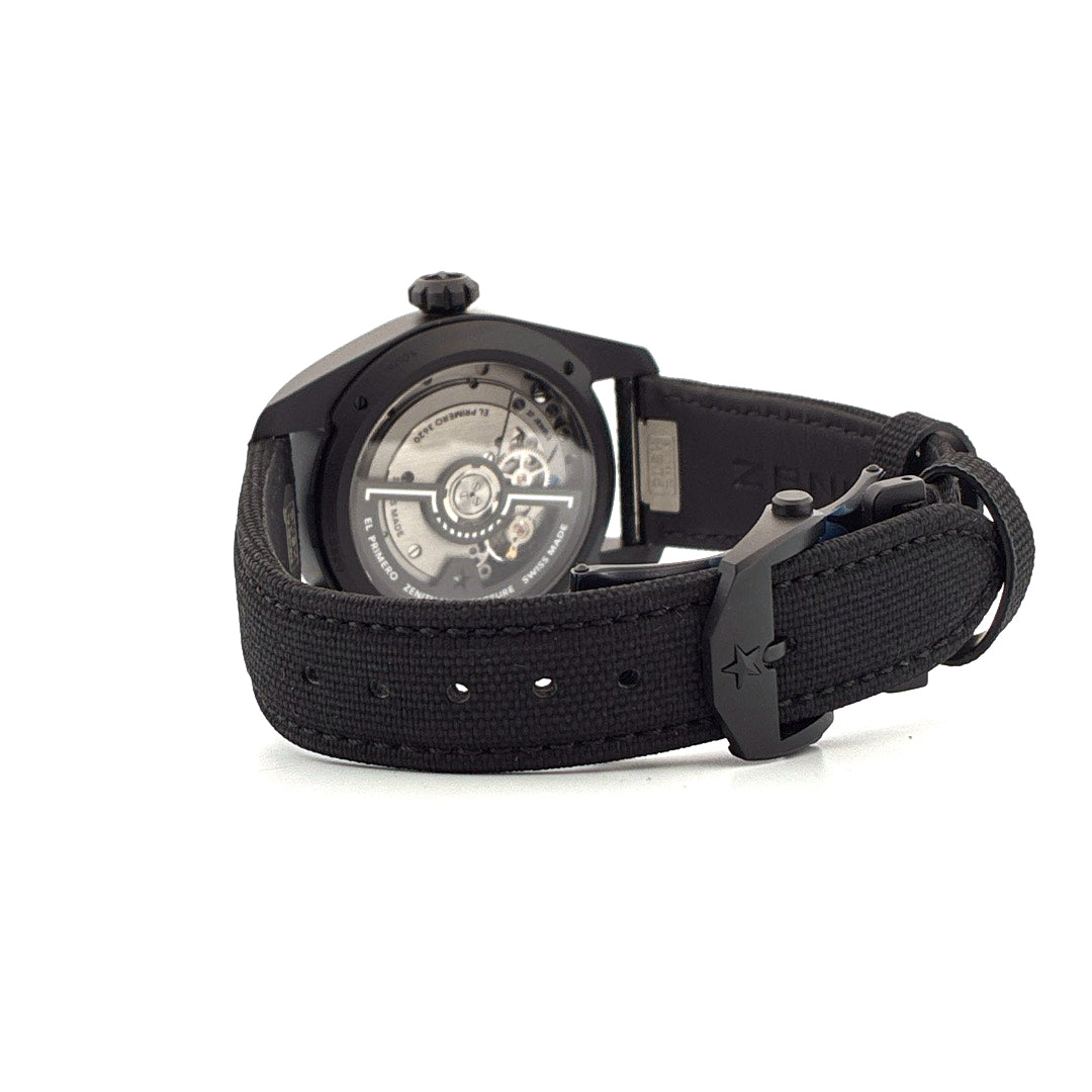 Zenith Pilot Automatic 40 mm All Black Ceramic Armbandrückseite mit schwarzer Dornschließe und Sichtboden auf weißem Hintergrund