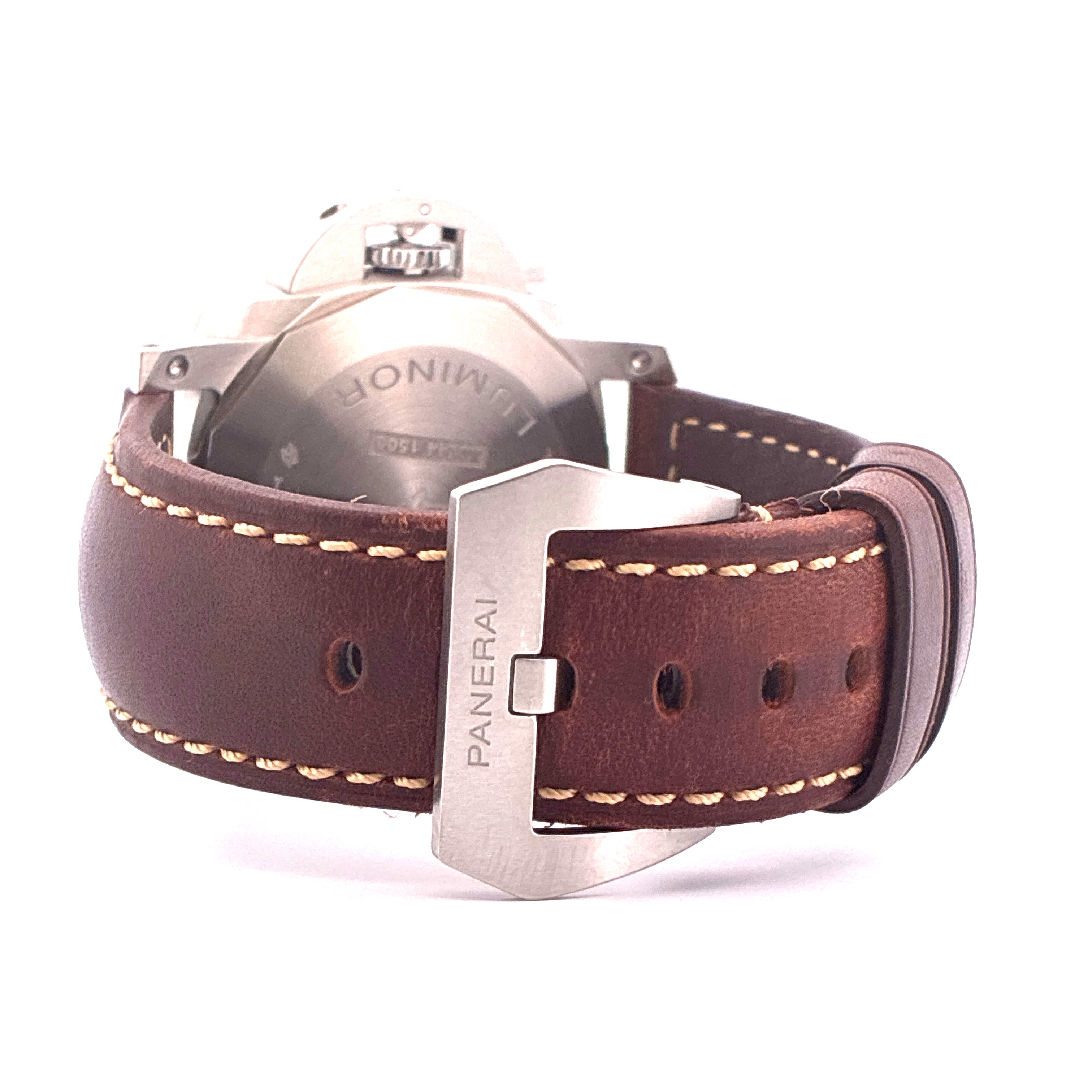 Panerai Luminor Chrono 44mm mit braunem Lederarmband und Panerai-Schließe auf weißem Hintergrund