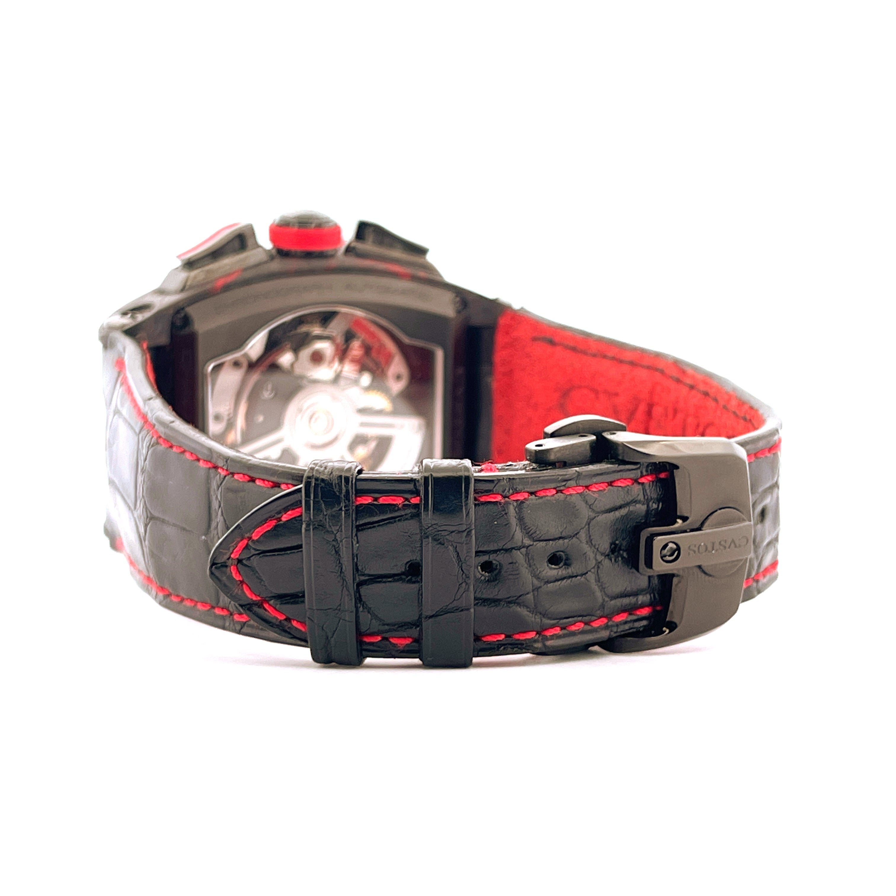 Seitenansicht einer Cvstos Challenge Chrono II mit schwarzem Krokodillederarmband und roter Naht