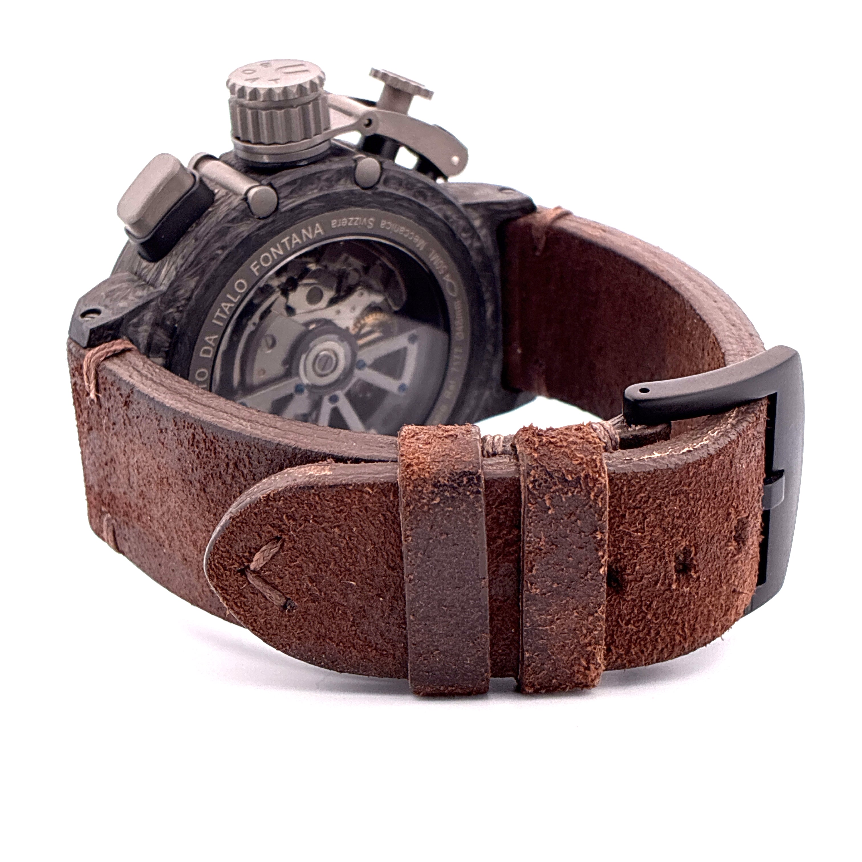 U-Boat Chimera 48mm Carbon Gehäuse mit braunem Lederarmband und offenem Uhrwerk auf weißem Hintergrund