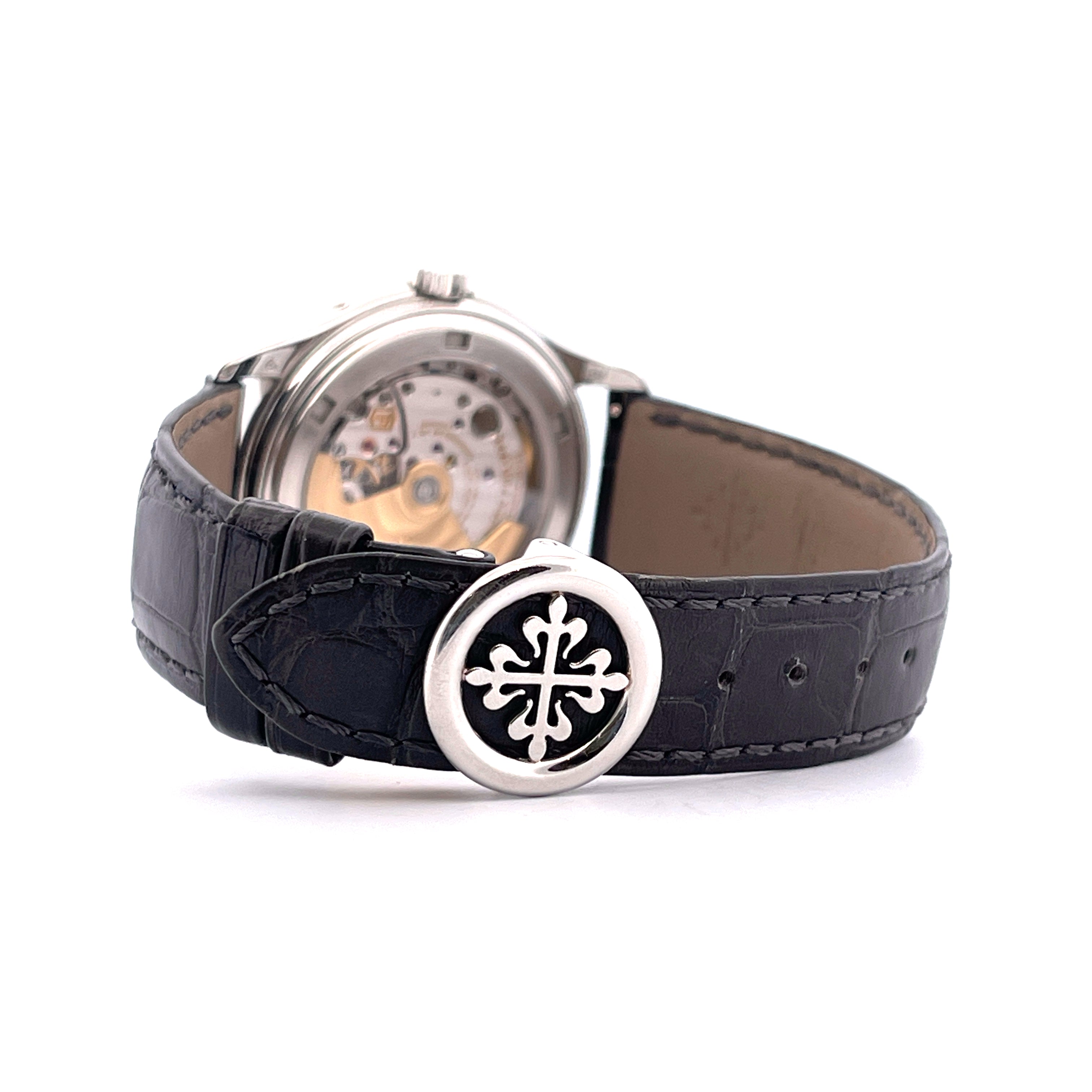 Patek Philippe 5146P-001 Platinuhr im Profil mit schwarzem Krokodillederarmband und charakteristischer Schließe