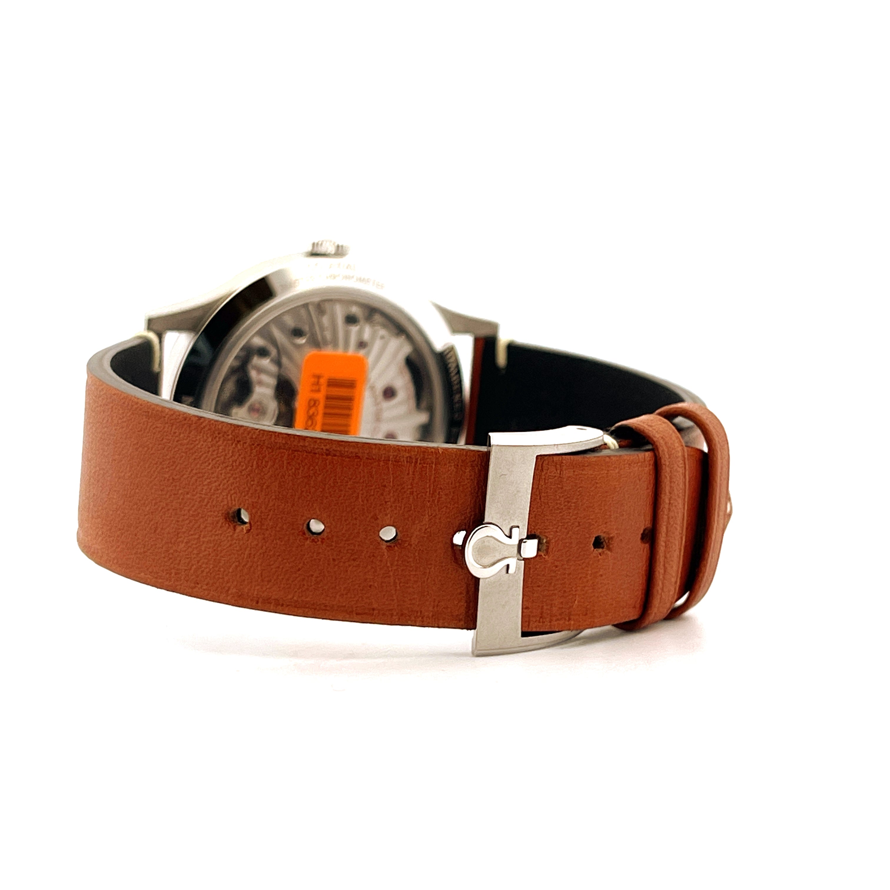 Seitenansicht der Omega CK 859 mit braunem Lederarmband und silberner Schließe auf weißem Hintergrund