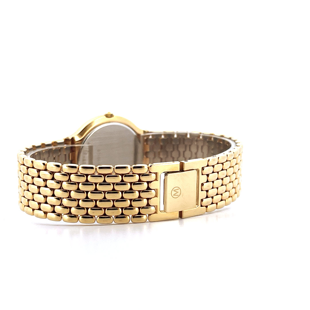 Movado Certo Museum Uhr von der Seite mit goldenem Gliederarmband und M-Logo auf der Schließe