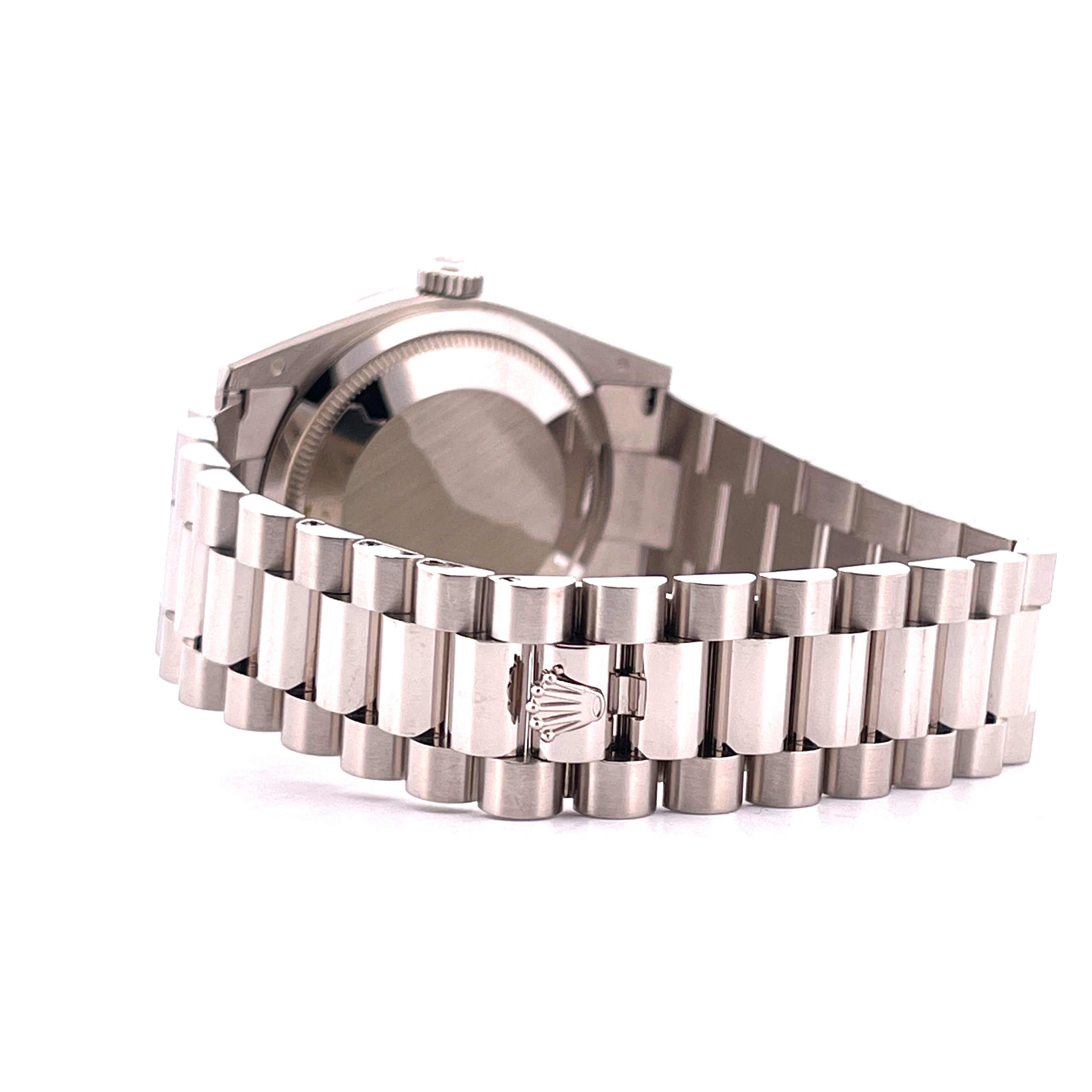 Rolex Day-Date 36 Weißgold Automatik Armband mit Rolex-Krone auf weißem Hintergrund