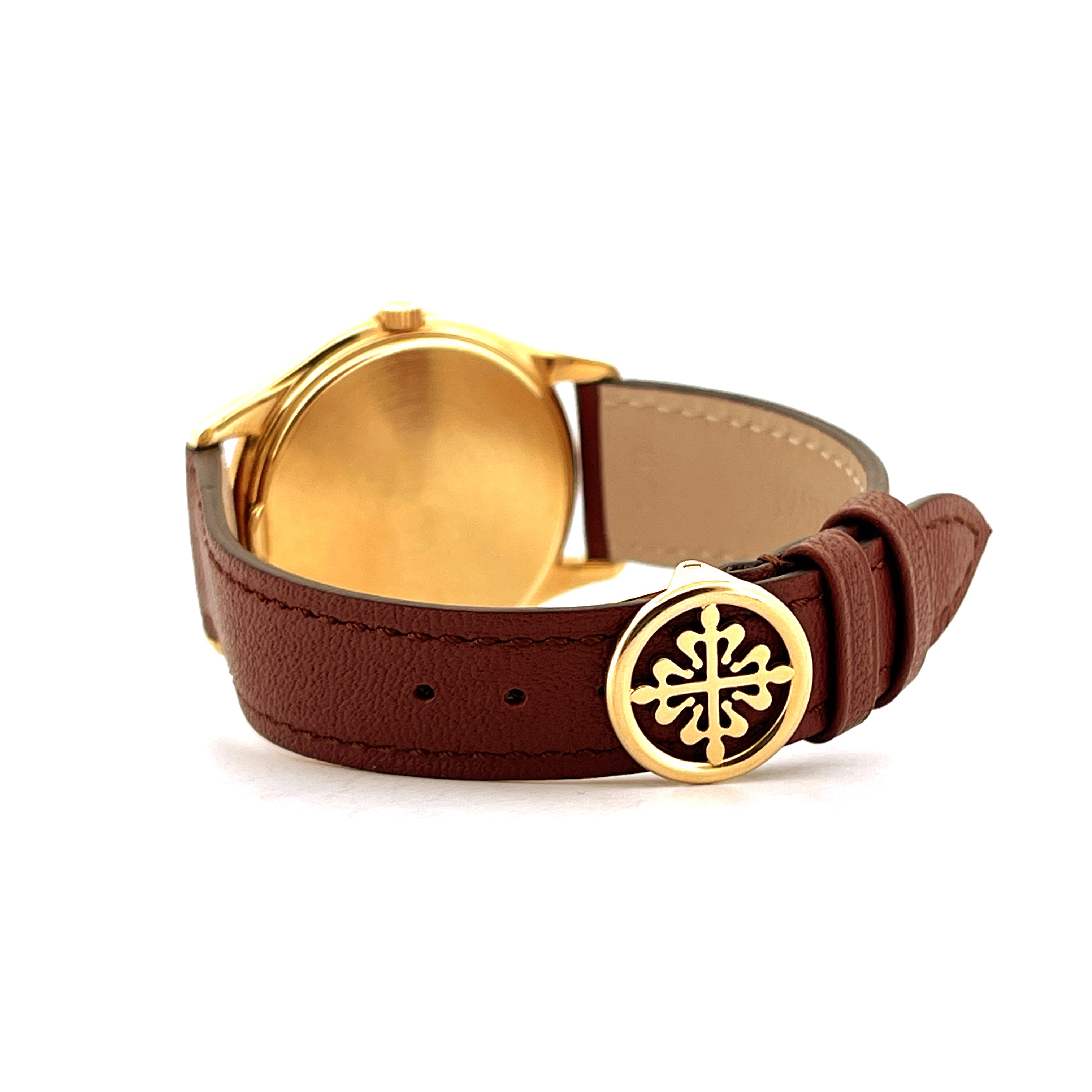 Patek Philippe Perpetual Calendar 3940J-017 im Seitenprofil mit braunem Lederarmband und gelbgoldenem Gehäuse