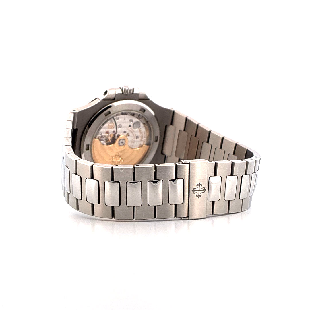 Patek Philippe Nautilus 40 mm Edelstahl Rückseite mit Werk im Detail und Armband auf weißem Hintergrund