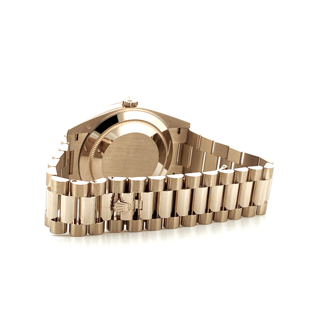 Seitenansicht einer roségoldenen Rolex Day-Date 40 mit Oyster-Armband und verdeckter Schließe