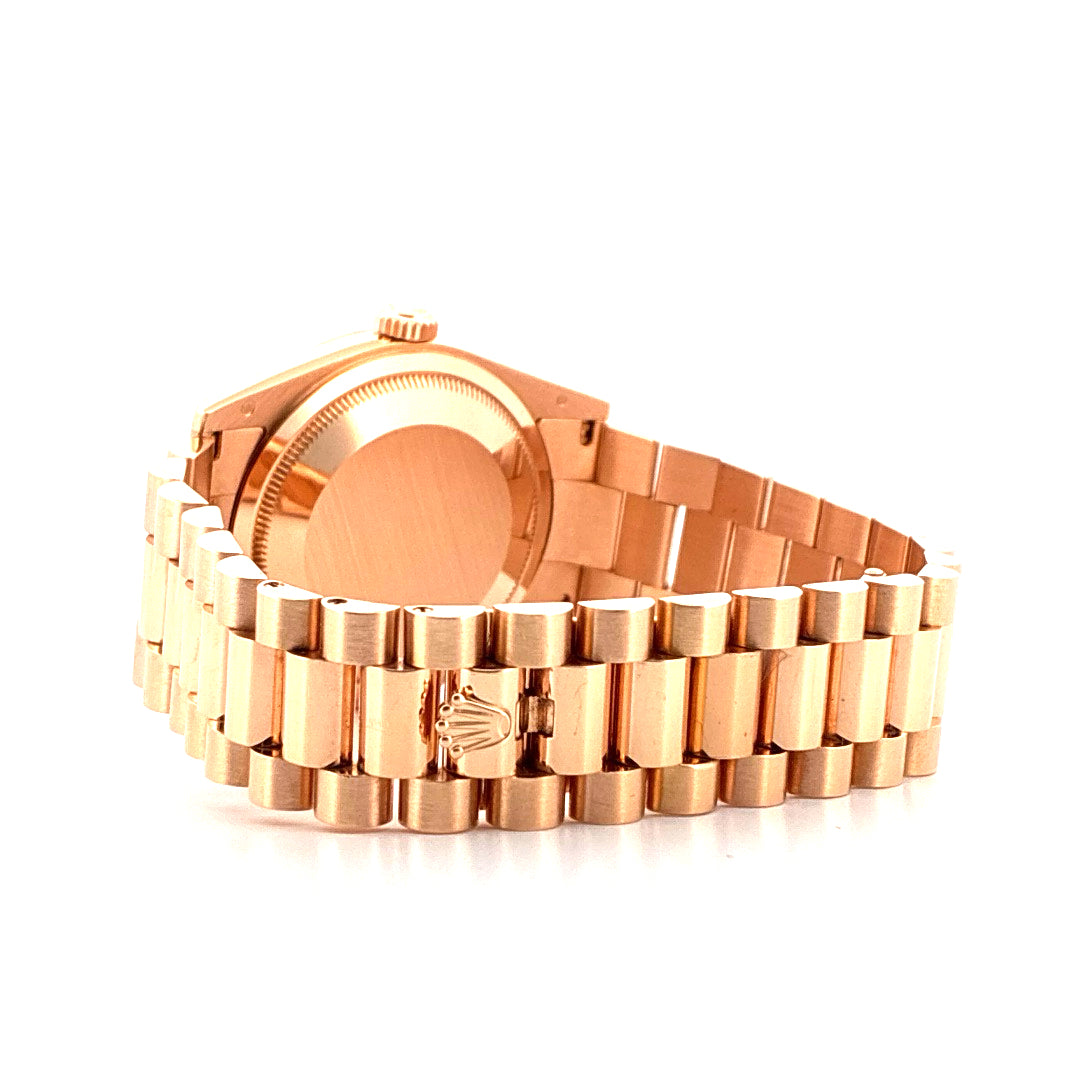 Rolex Day-Date 36 Everose Automatik Roségold mit President Armband und Schließe mit Rolex Krone vor hellem Hintergrund