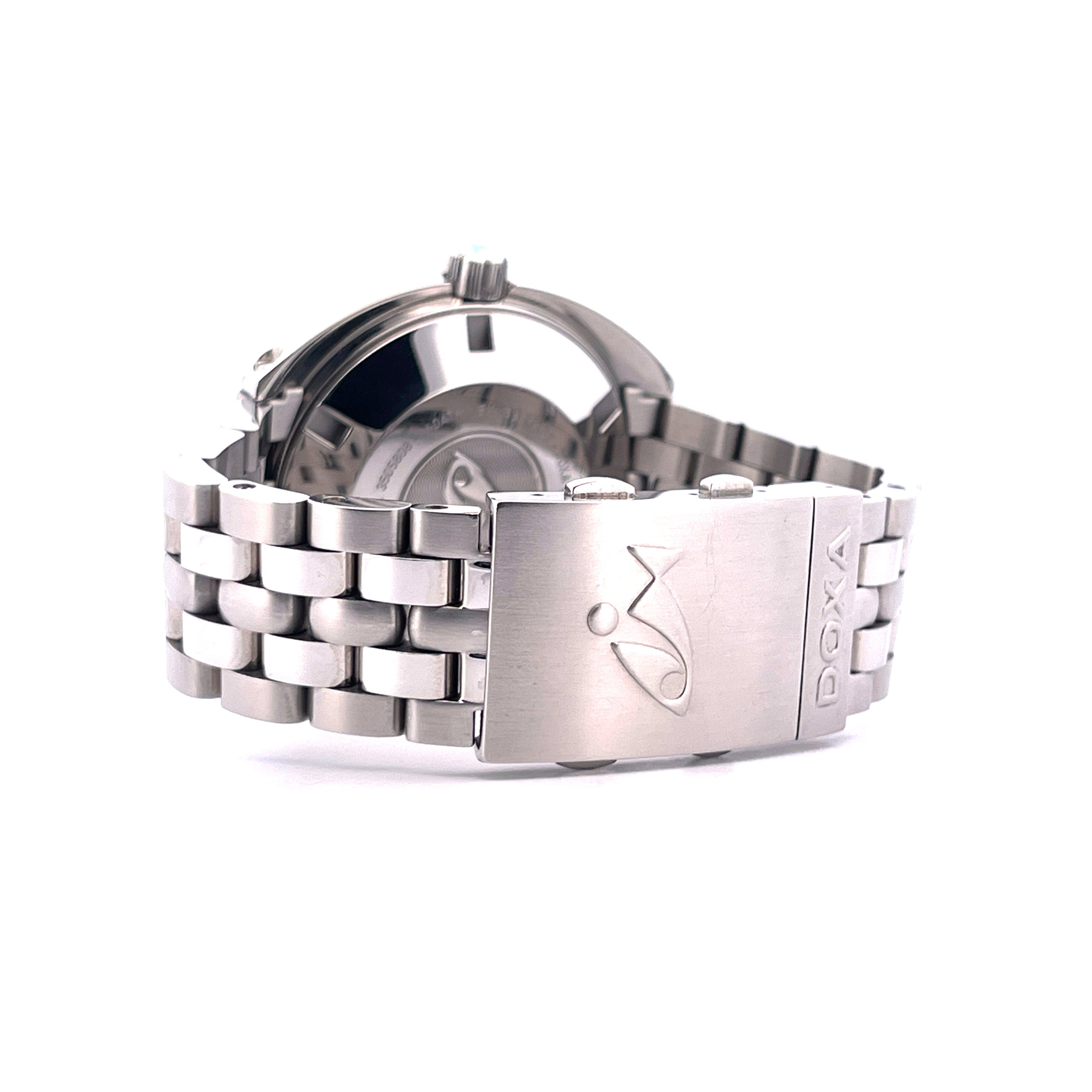 Seitenansicht der Doxa Sub 1500t mit Edelstahlarmband und markanter Schließe