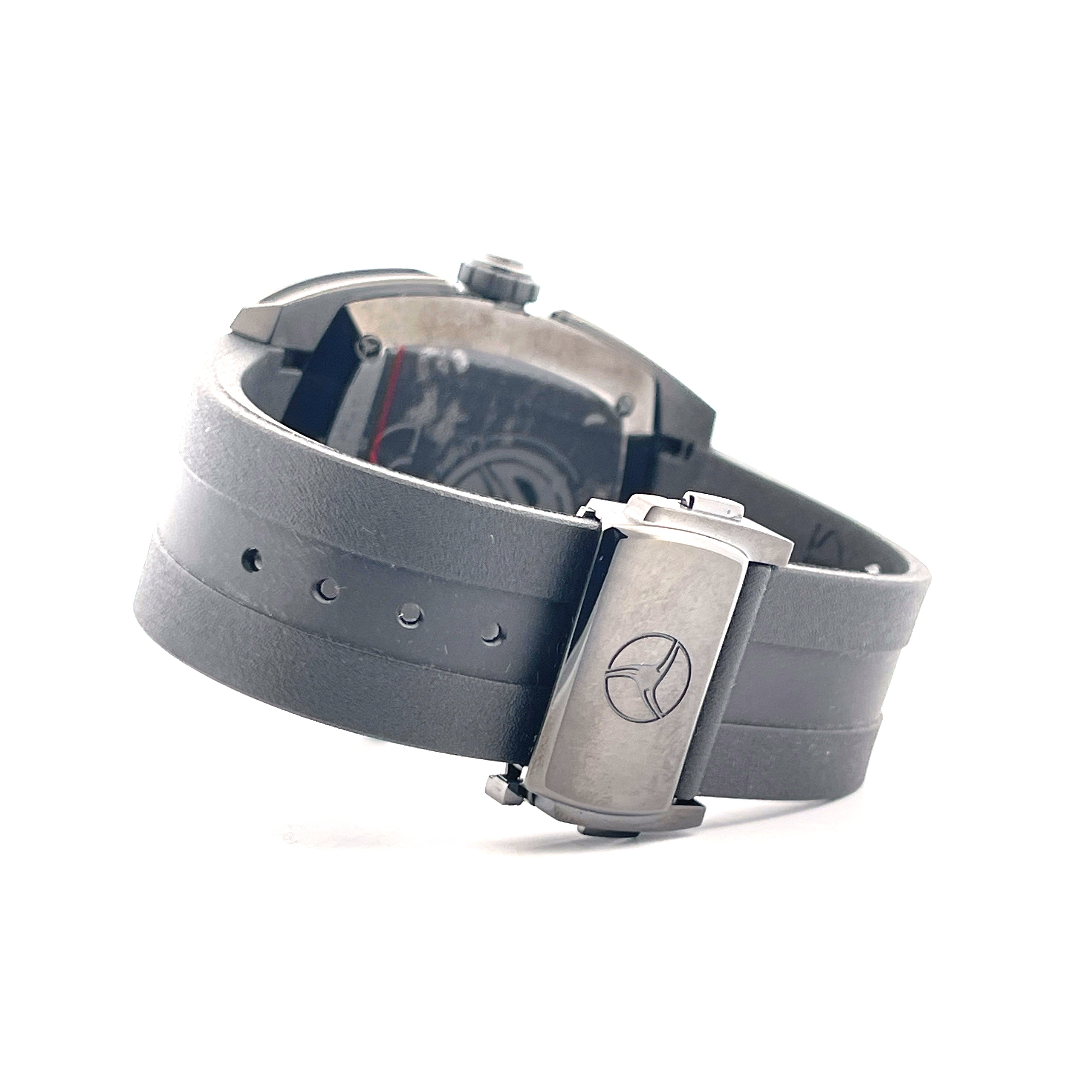 Cyrus Klepcys Solo Tempo Black DLC Stahl, Seitenansicht mit schwarzem Lederarmband und DLC-Schließe