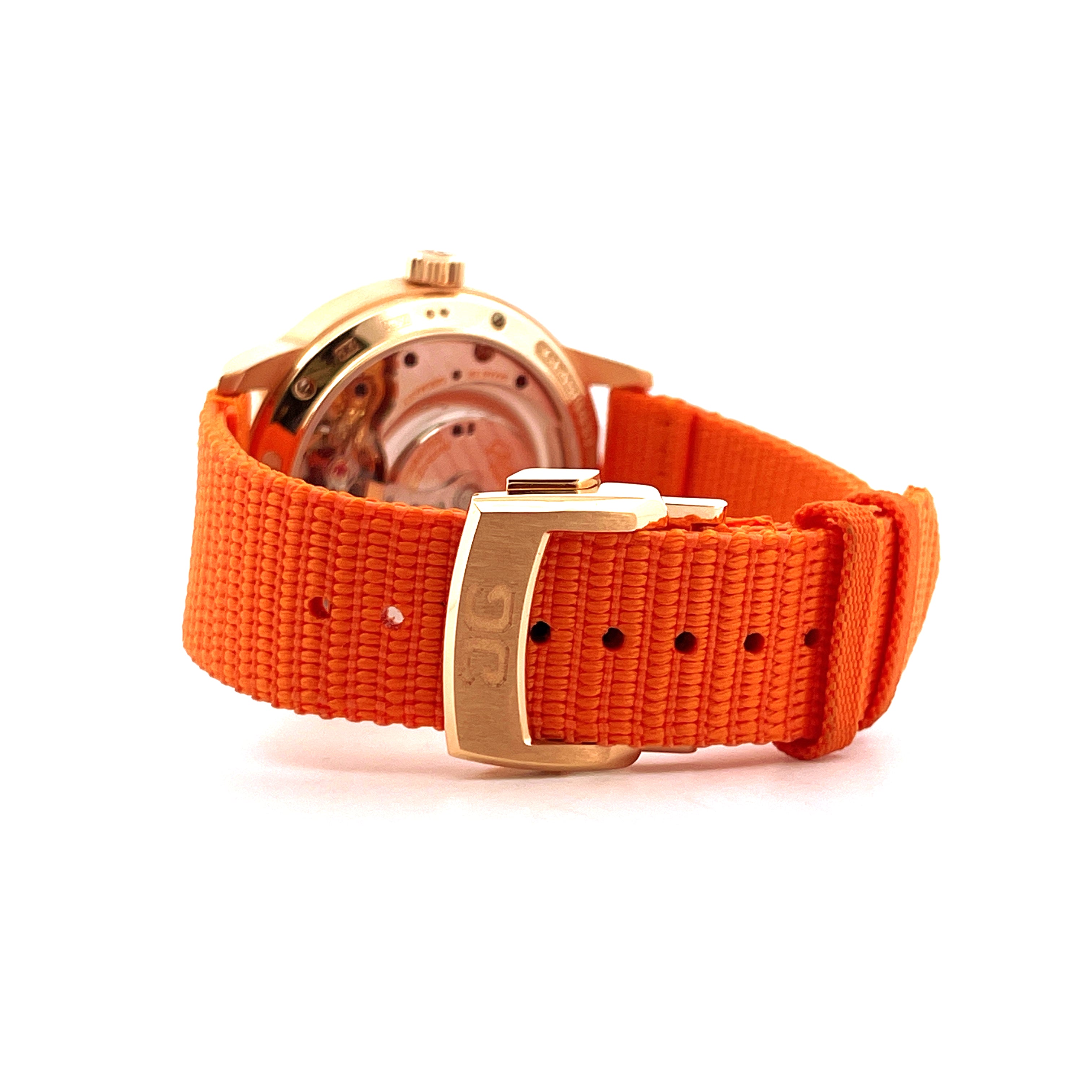 Glashütte Original Panomaticcalendar Roségold mit orangefarbenem Textilarmband und goldener Schließe Seitenansicht