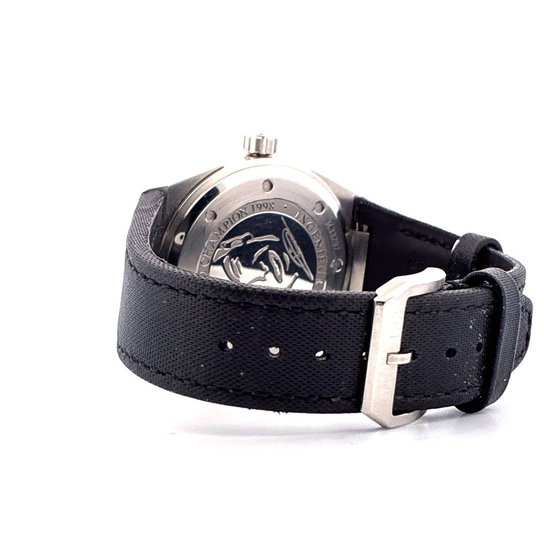 Detailaufnahme der Rückseite einer IWC Ingenieur Automatic Zinedine Zidane Uhr mit schwarzem Armband und Schließe