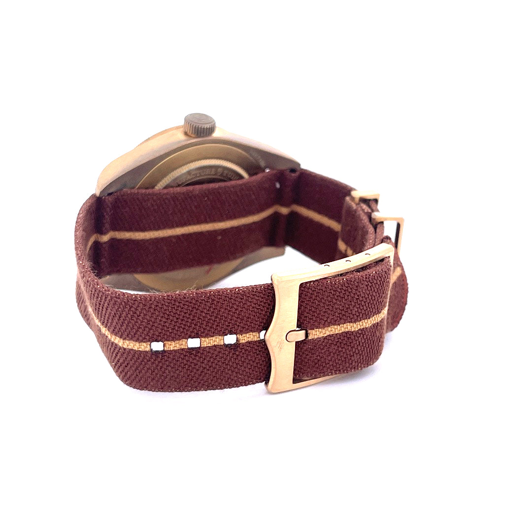 Seitenansicht einer Tudor Black Bay Fifty-eight Boutique Edition mit braunem Textilarmband und bronzener Schließe