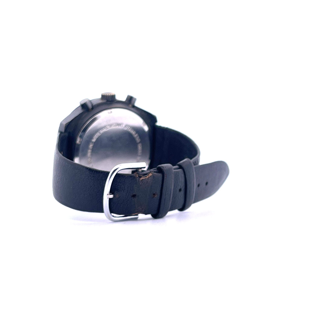 TAG Heuer Chronograph Big Shield Automatik Stahl PVD schwarz Lederband mit Schließe auf weißem Hintergrund