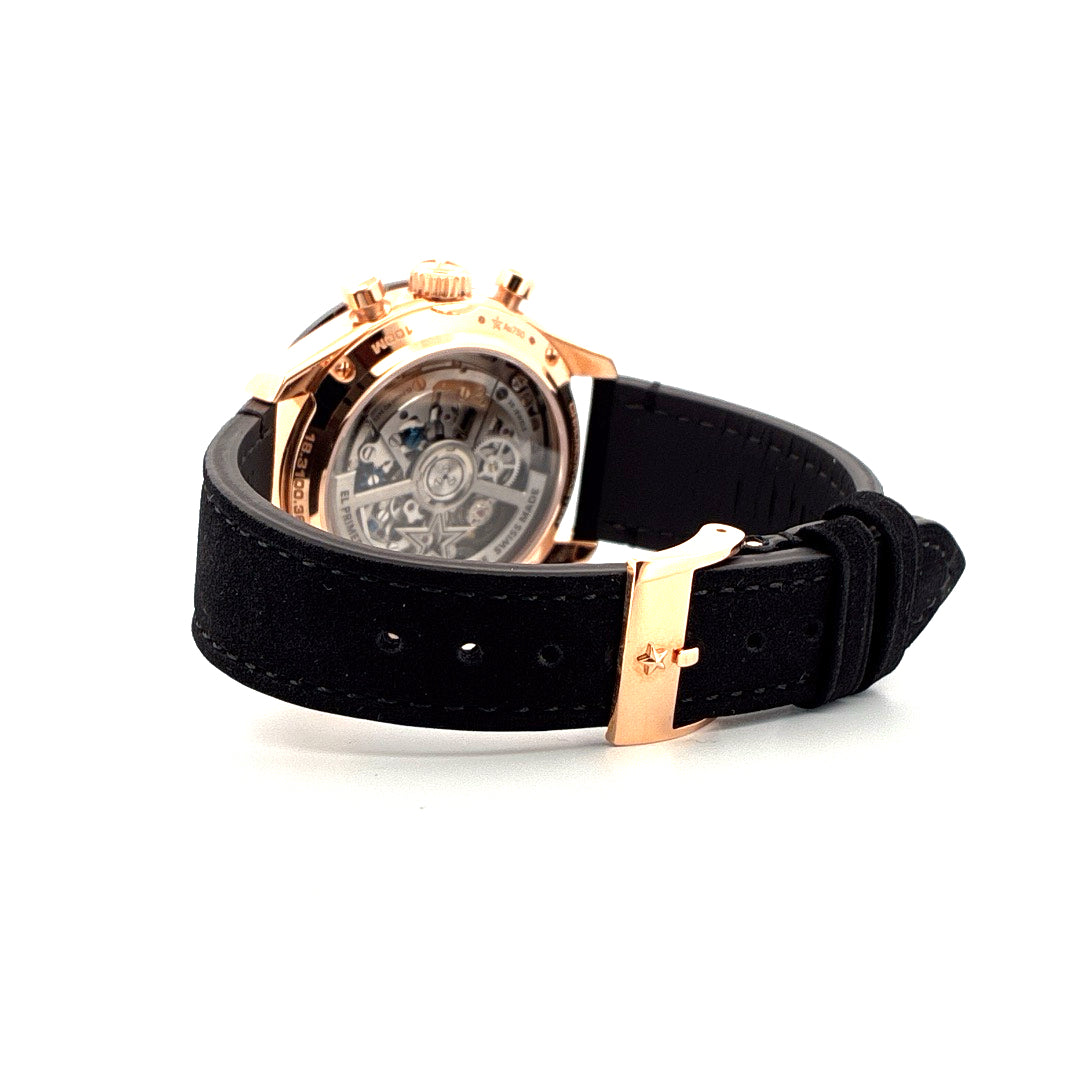 Seitenansicht einer Zenith Chronomaster Sport Roségold Uhr mit schwarzem Lederband und Sichtboden