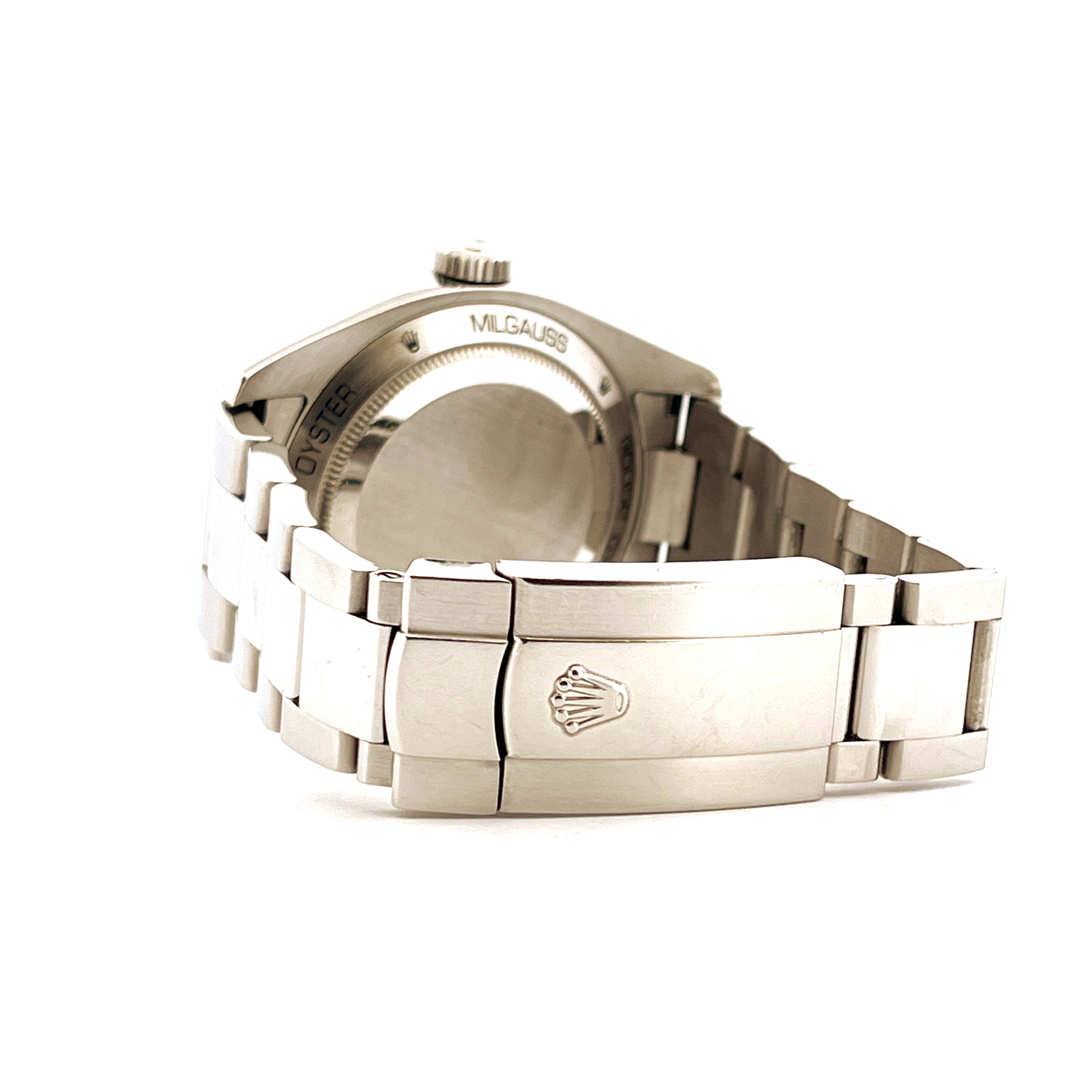 Rolex Milgauss 116400 Stahl, Seitenansicht auf weißem Hintergrund mit Schließe und Krone