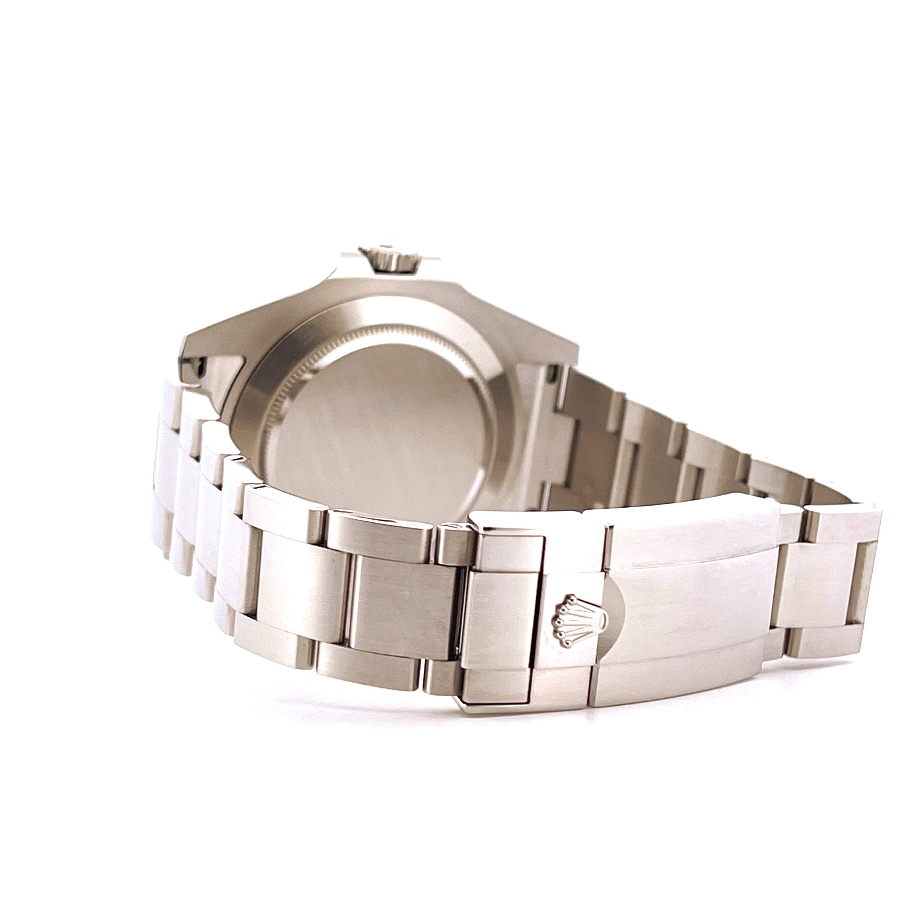 Seitenansicht einer Rolex Explorer II Stahluhr mit geschlossenem Armband und Rolex-Schließe auf weißem Hintergrund