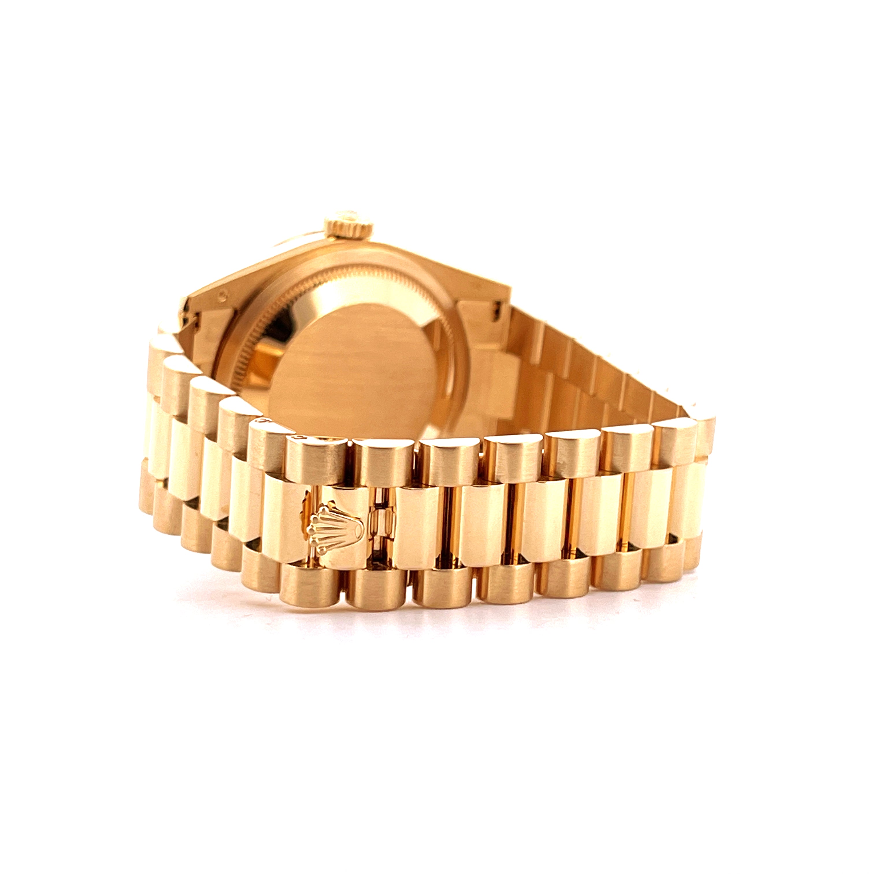 Seitenansicht einer Rolex Day-Date 36 mm aus Gelbgold mit Präsidentenarmband und sichtbarer Schließe