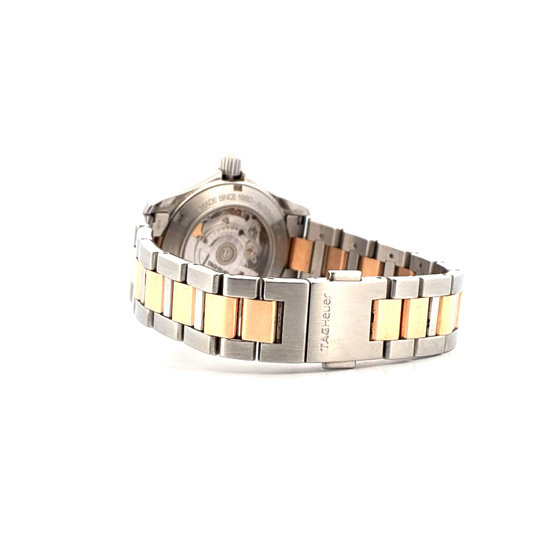 Rückansicht einer TAG Heuer Aquaracer Lady Uhr aus Stahl und Gold mit Automatikwerk