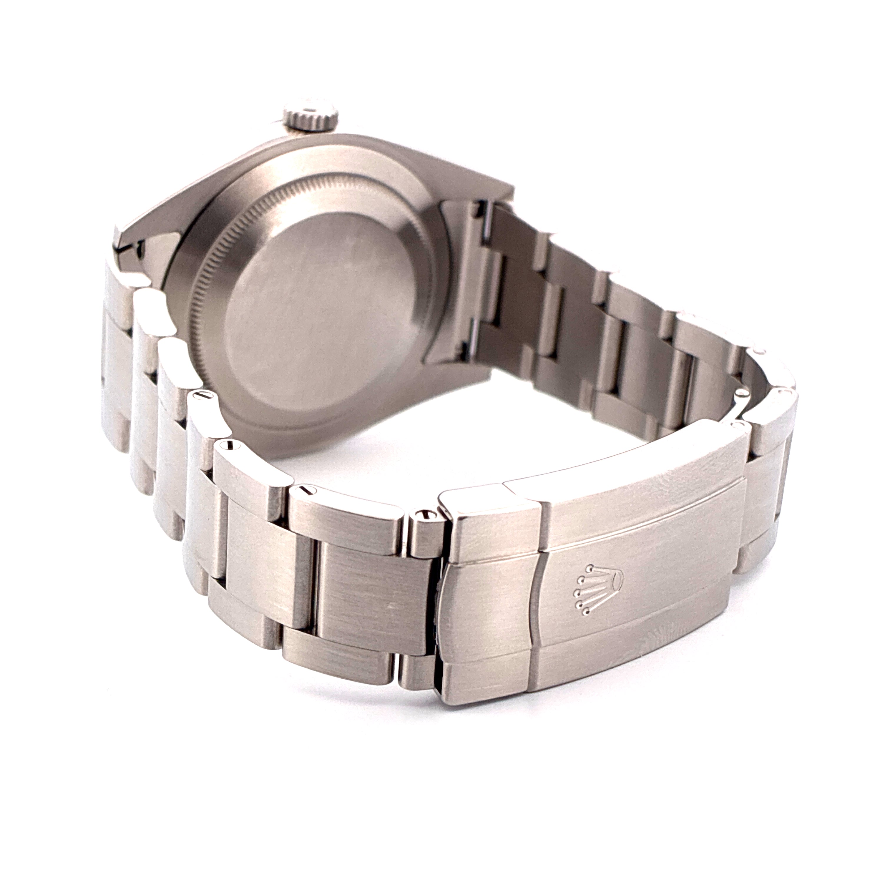 Rolex Oyster Perpetual 39 Stahl Armband mit Schließe und Rolex-Krone auf weissem Hintergrund