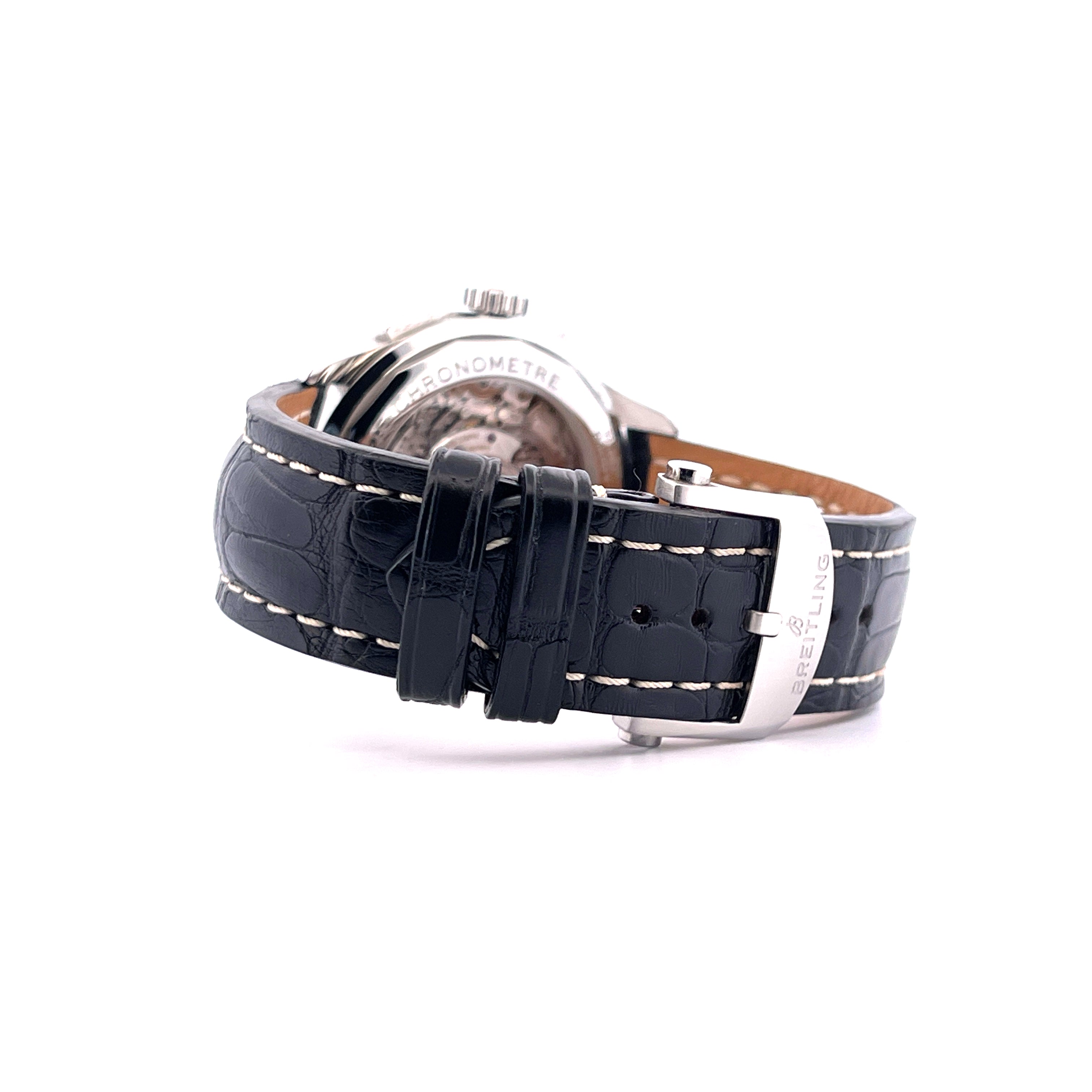 Seitenansicht des Breitling Premier B01 Chronograph 42 mit schwarzem Kroko-Lederarmband und Stahlschließe
