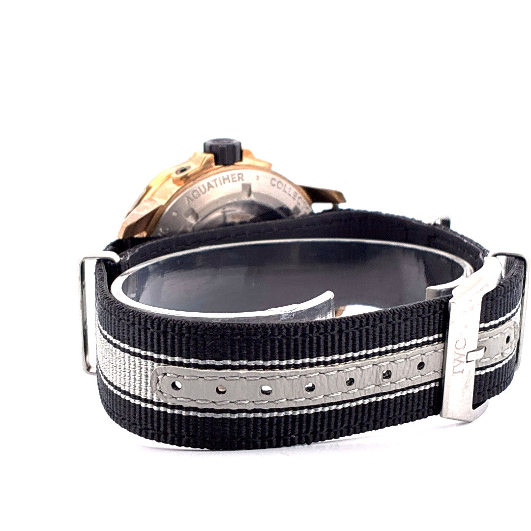 IWC Aquatimer Automatic Limited Edition 250 (2019) von der Seite mit schwarzem Nato-Armband mit zwei silbernen Streifen und IWC-Schließe