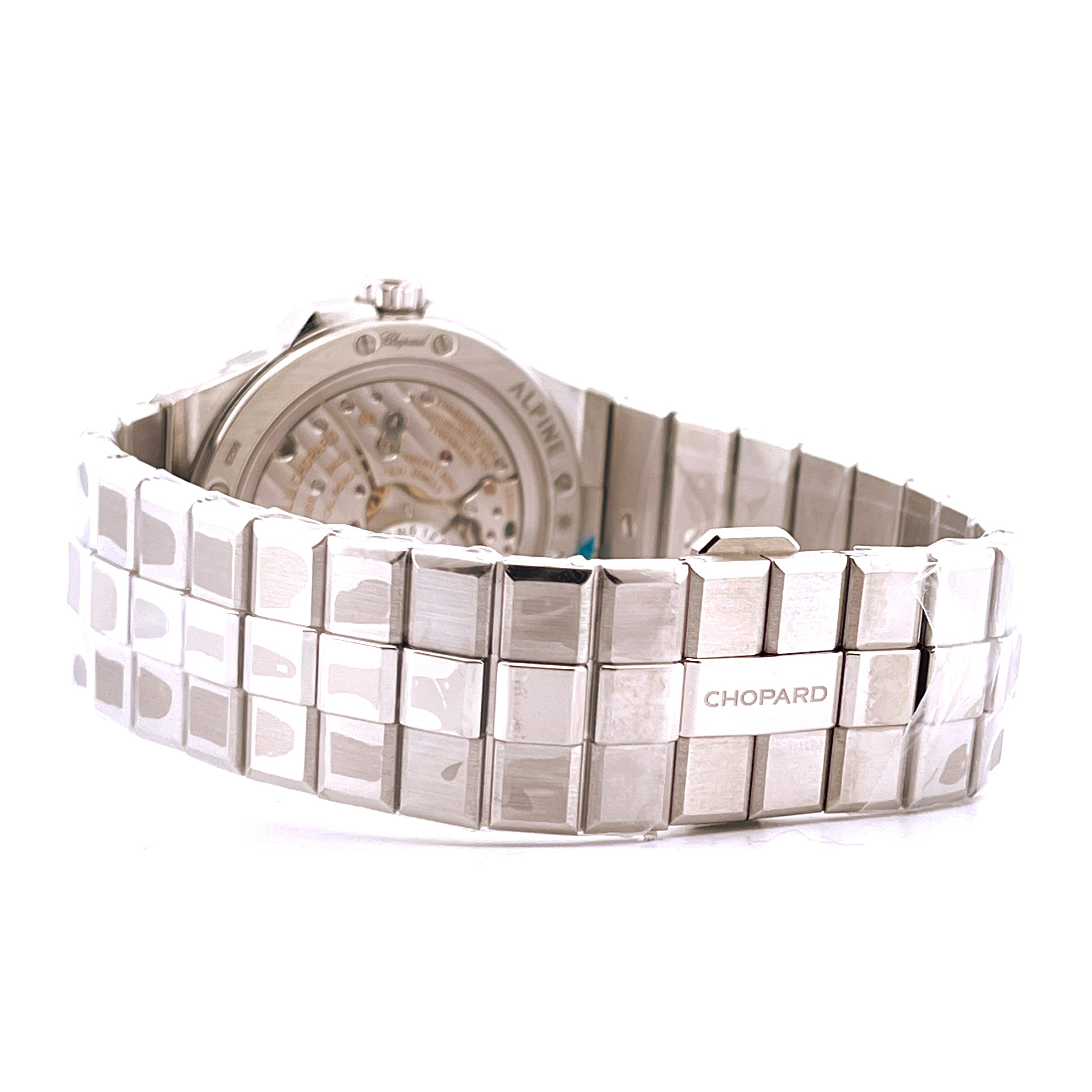 Chopard Alpine Eagle XPS Salmon im Profil mit Sicht auf das Automatikwerk und Edelstahlarmband mit CHOPARD Schriftzug