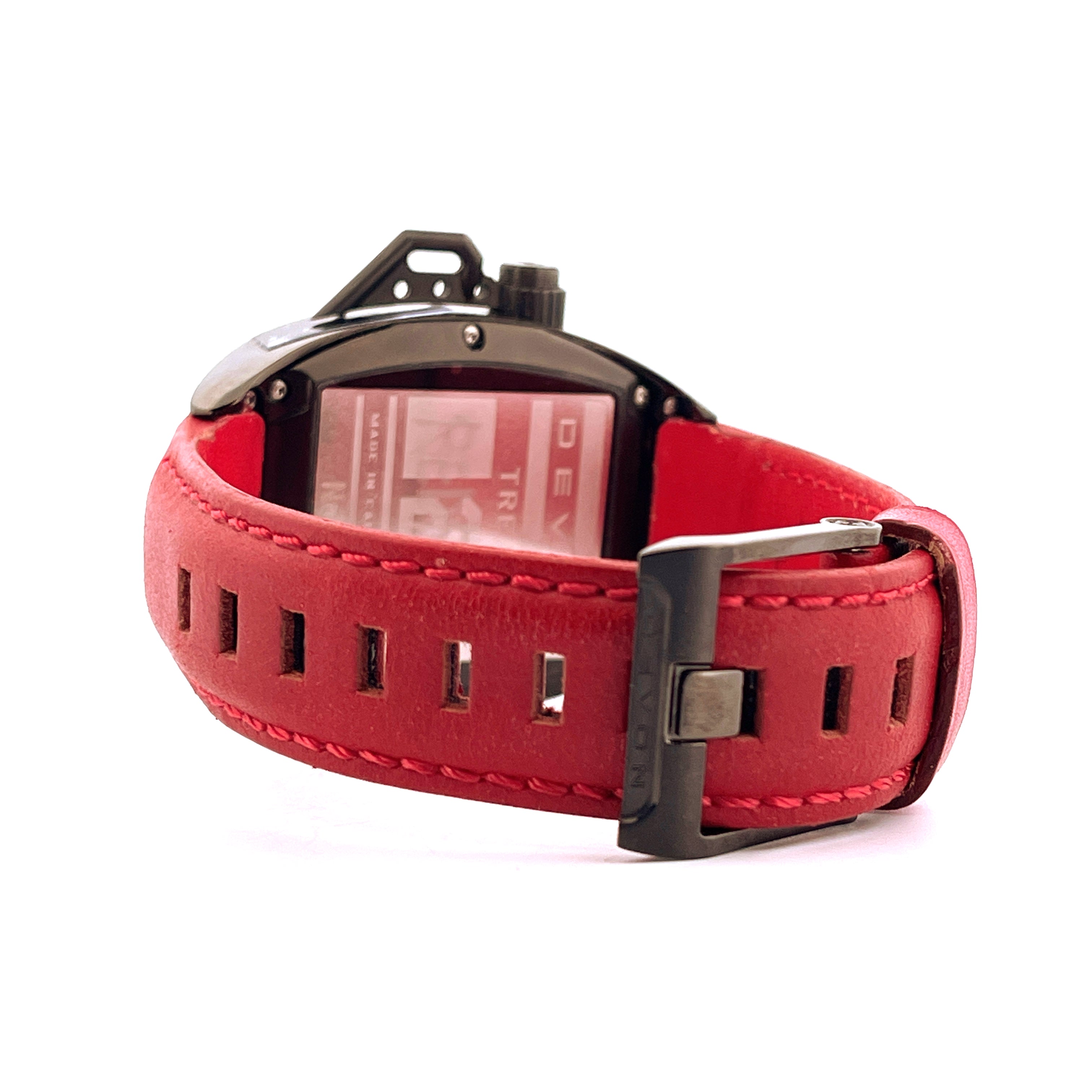 Seitenansicht des Devon Tread 2 RedRum Uhr mit rotem Lederarmband und schwarzer Schließe