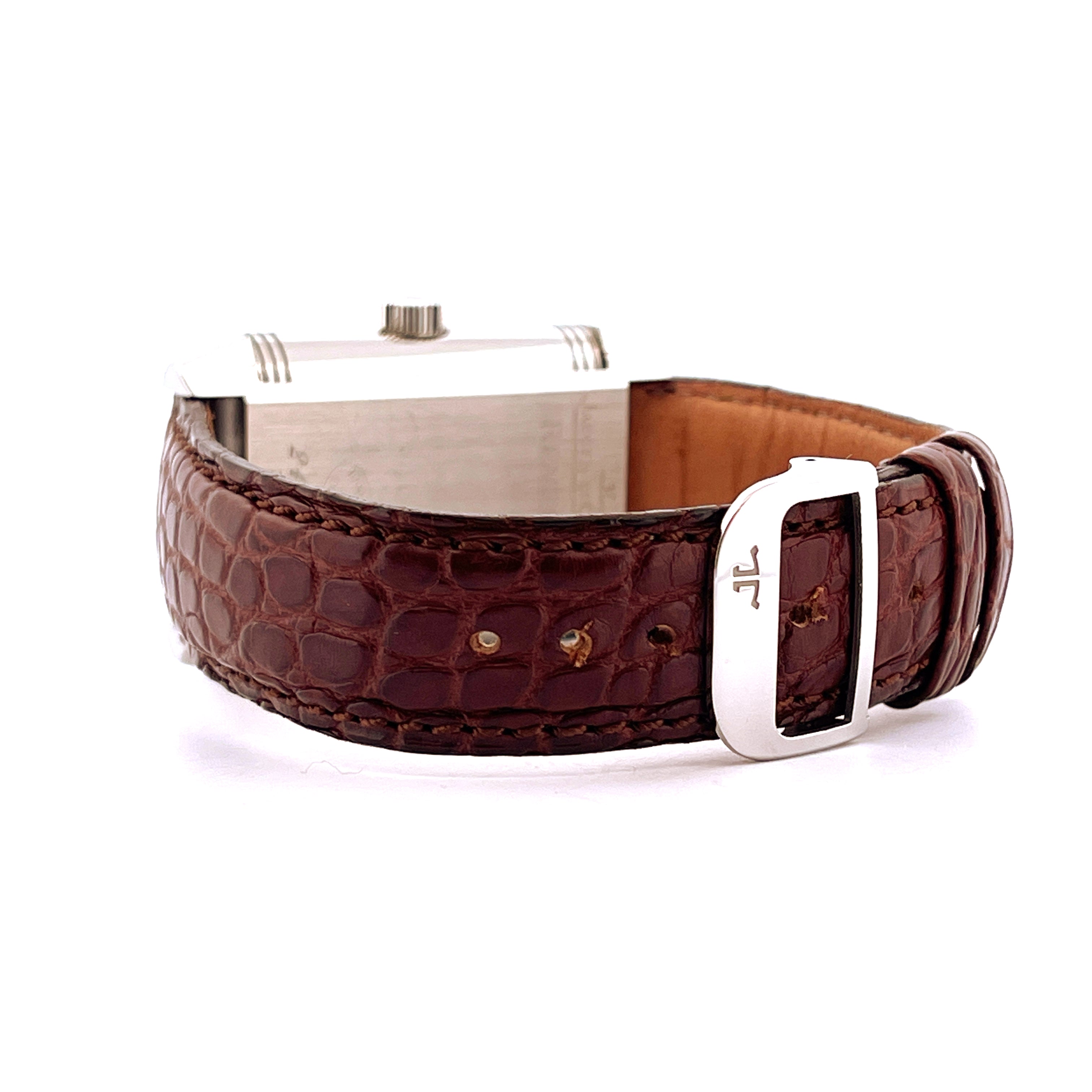 Seitenansicht einer Jaeger-LeCoultre Reverso Grande mit braunem Kroko-Armband und Stiftschließe