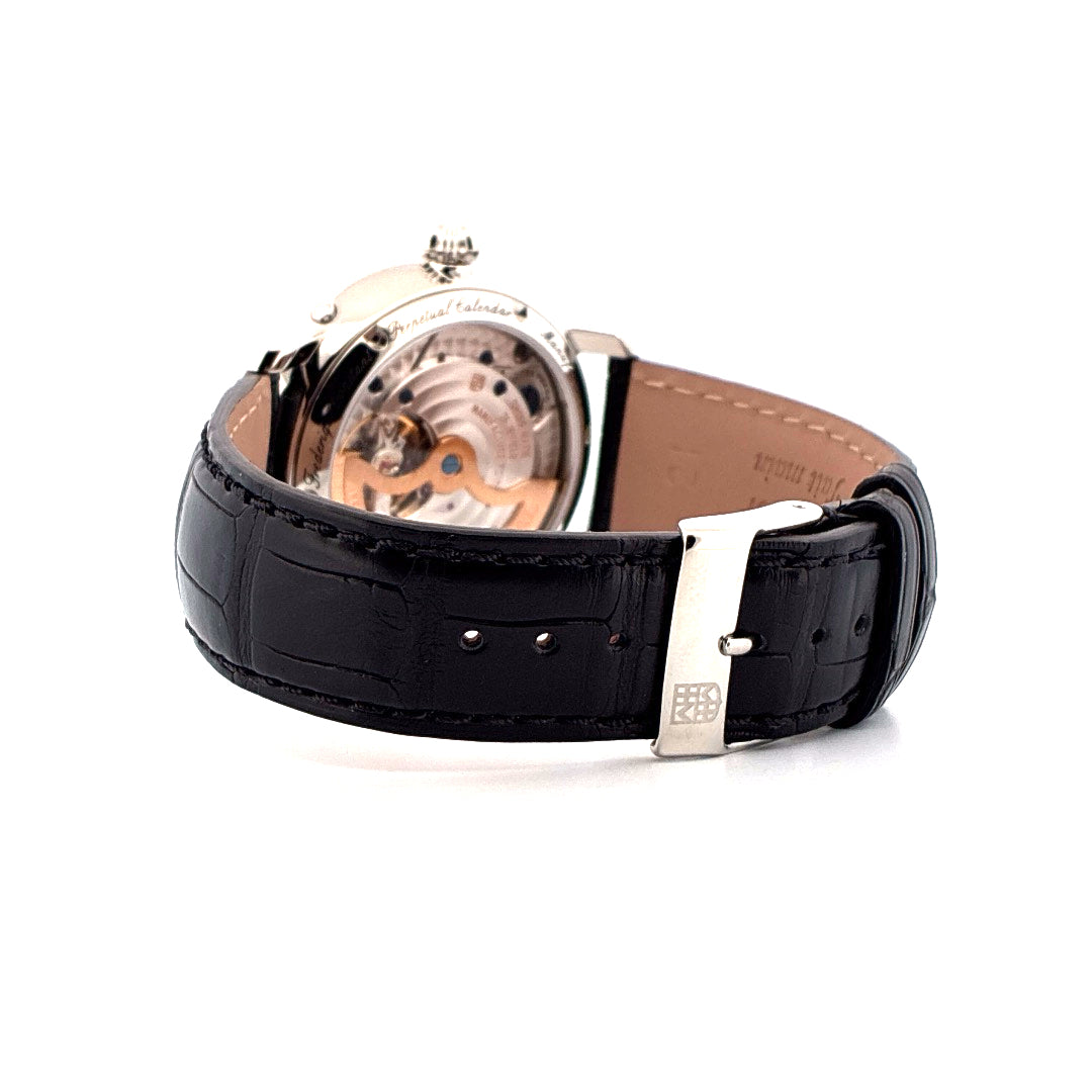 Frederique Constant Classics Manufacture Ewiger Kalender Rückseite mit Automatikwerk und schwarzem Lederarmband