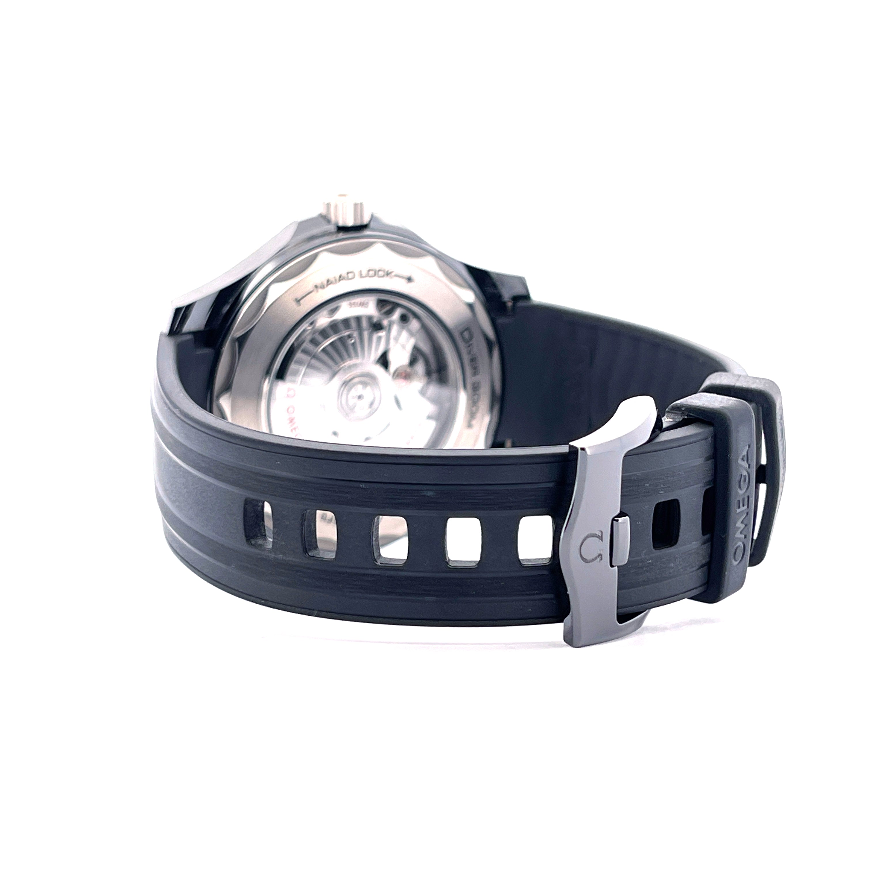 Rückansicht einer Omega Seamaster Diver 300 M Keramik Titan mit schwarzem Kautschukband und Sichtboden