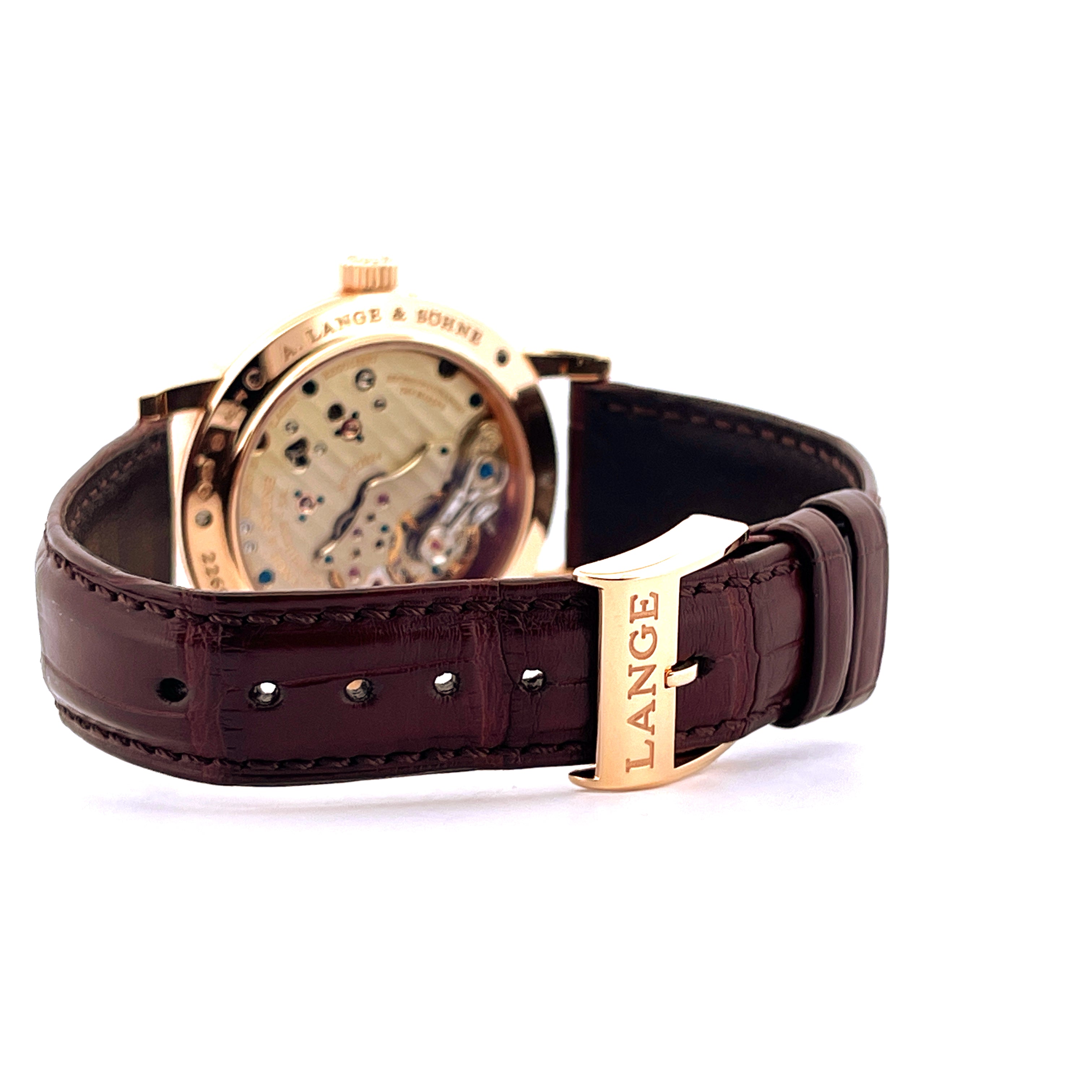 Rückansicht einer A Lange & Söhne Richard Lange Uhr mit einem braunen Lederarmband und einer goldenen Schließe