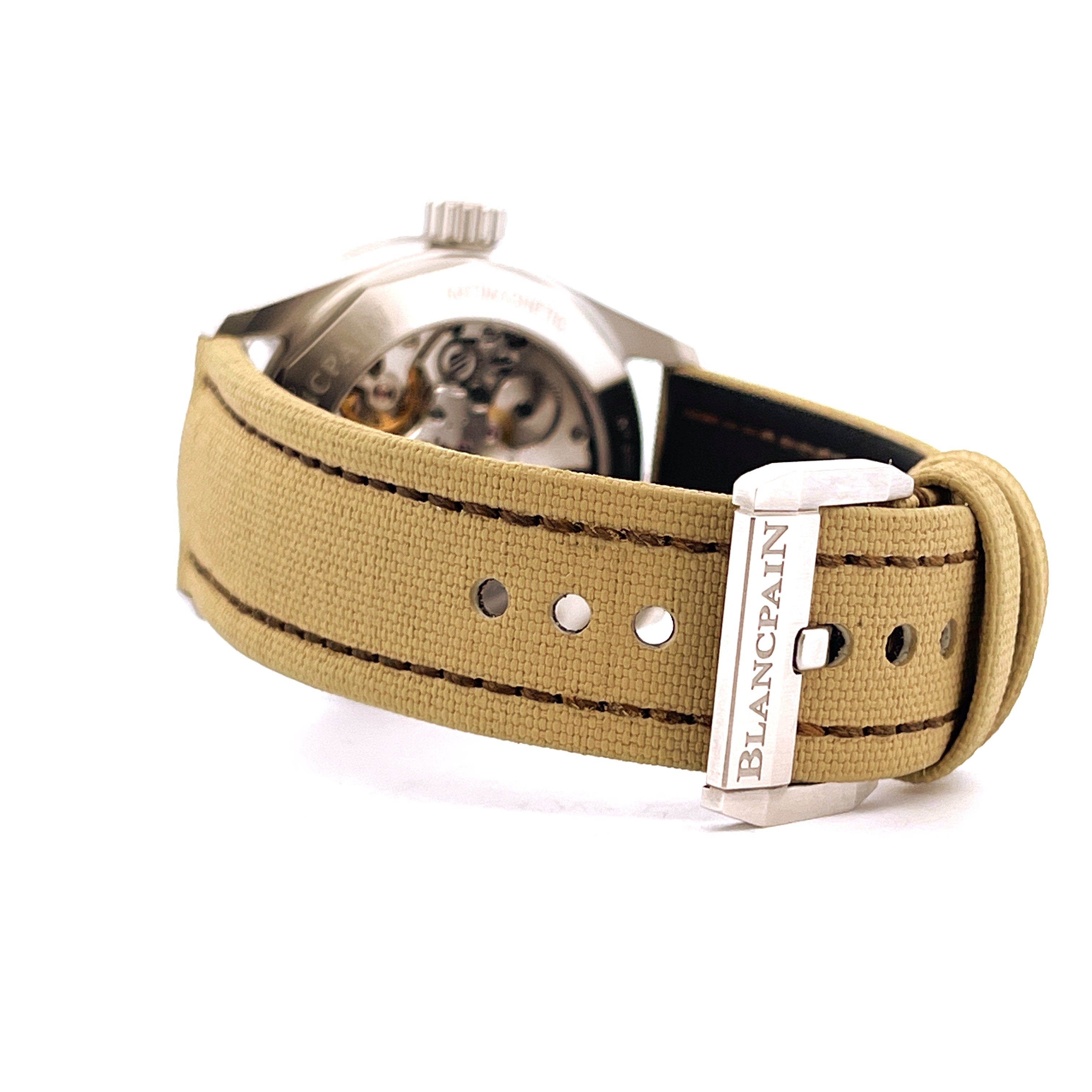 Seitenansicht des Blancpain Fifty Fathoms Bathyscaphe mit Canvas-Armband und silberner Schließe mit Logo auf weißem Hinter…