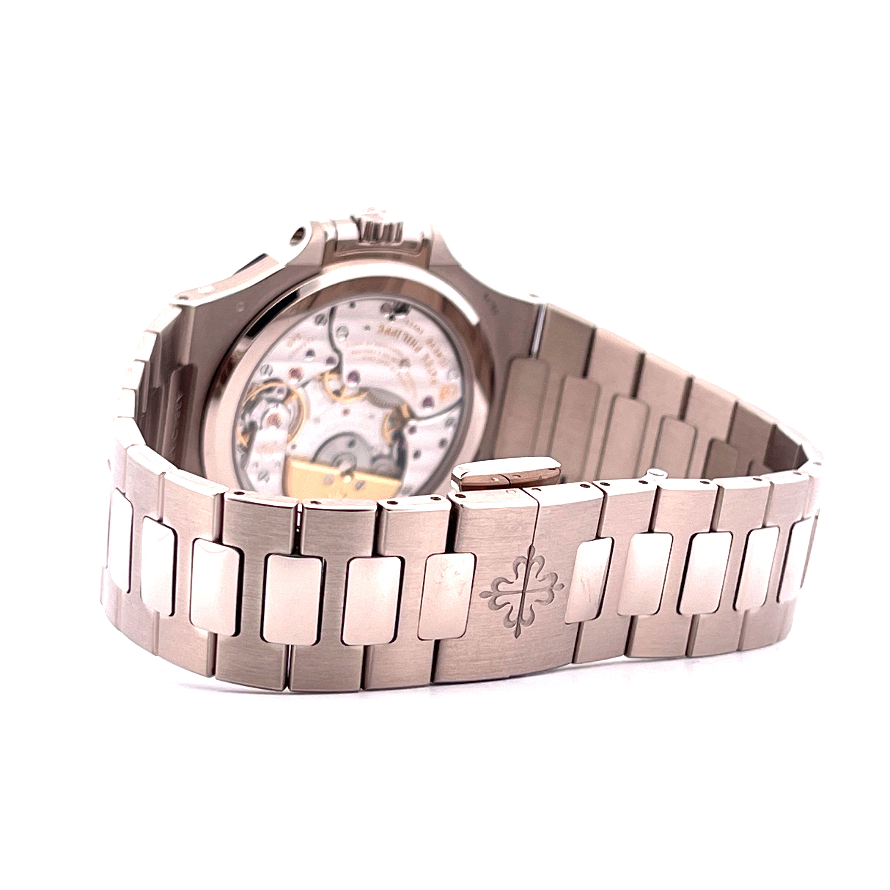 Patek Philippe Nautilus Perpetual Calendar im Profil, das Sichtfenster auf das Uhrwerk und das Armband mit Dornschliesse sind zu sehen