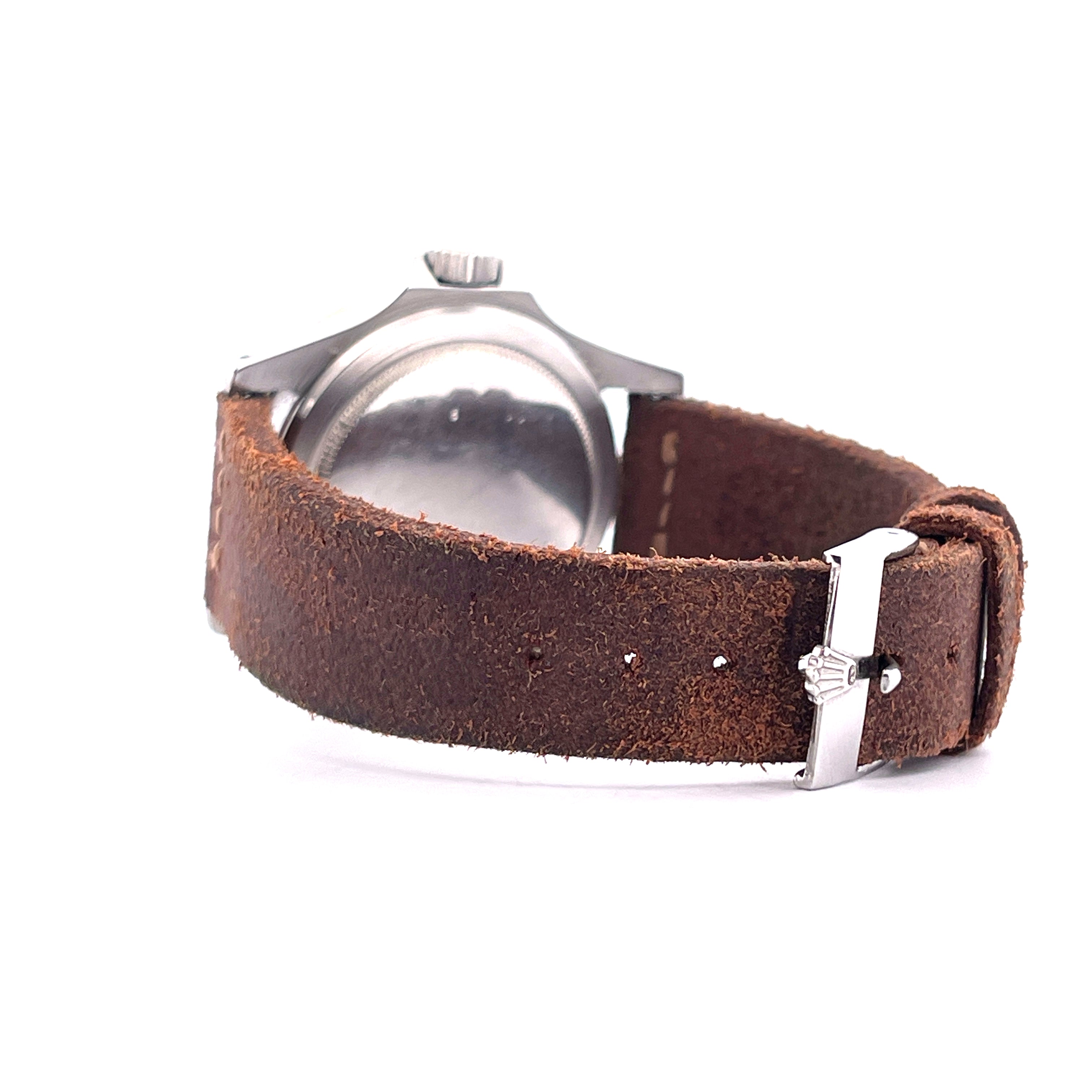 Rolex Submariner Ref. 5512 mit braunem Lederarmband und polierter Edelstahlschließe auf weißem Hintergrund