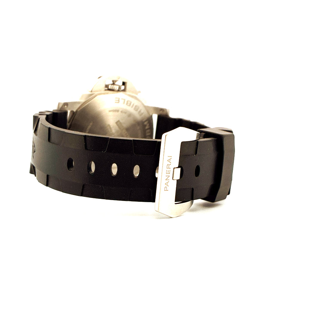 Seitenansicht der Panerai Luminor Submersible Quarantaquattro mit schwarzem Kautschukband und Edelstahlschließe