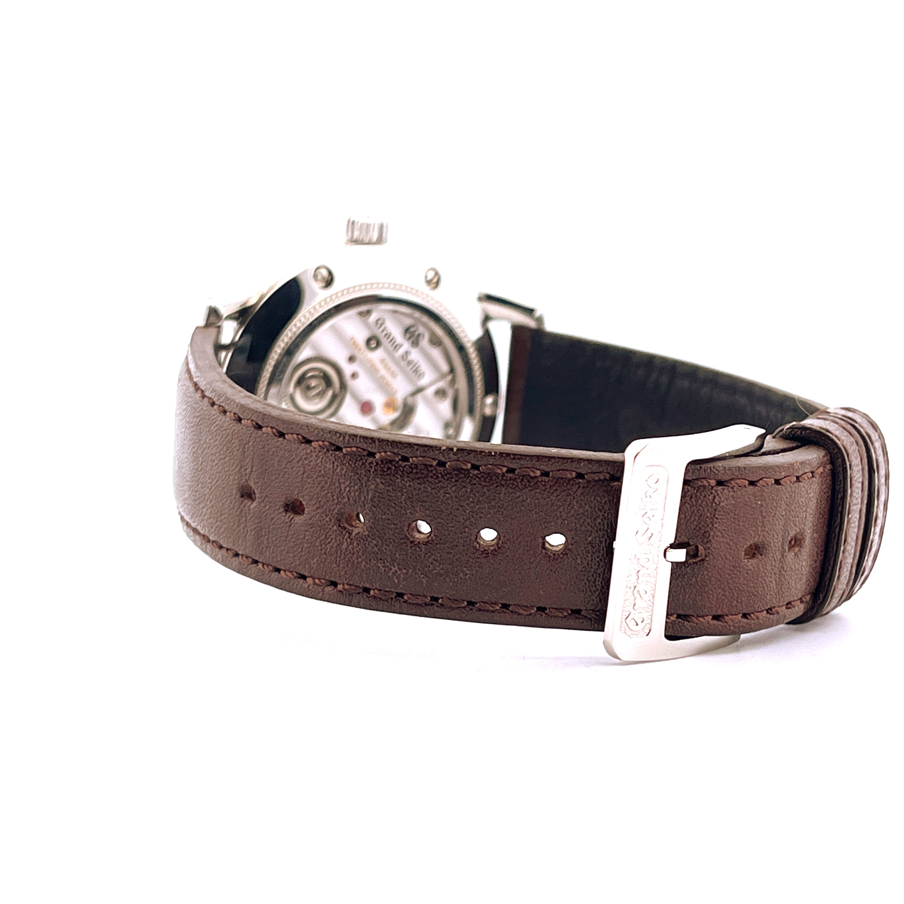 Grand Seiko Heritage (2025) im Seitenprofil mit braunem Lederarmband und silberner Schließe