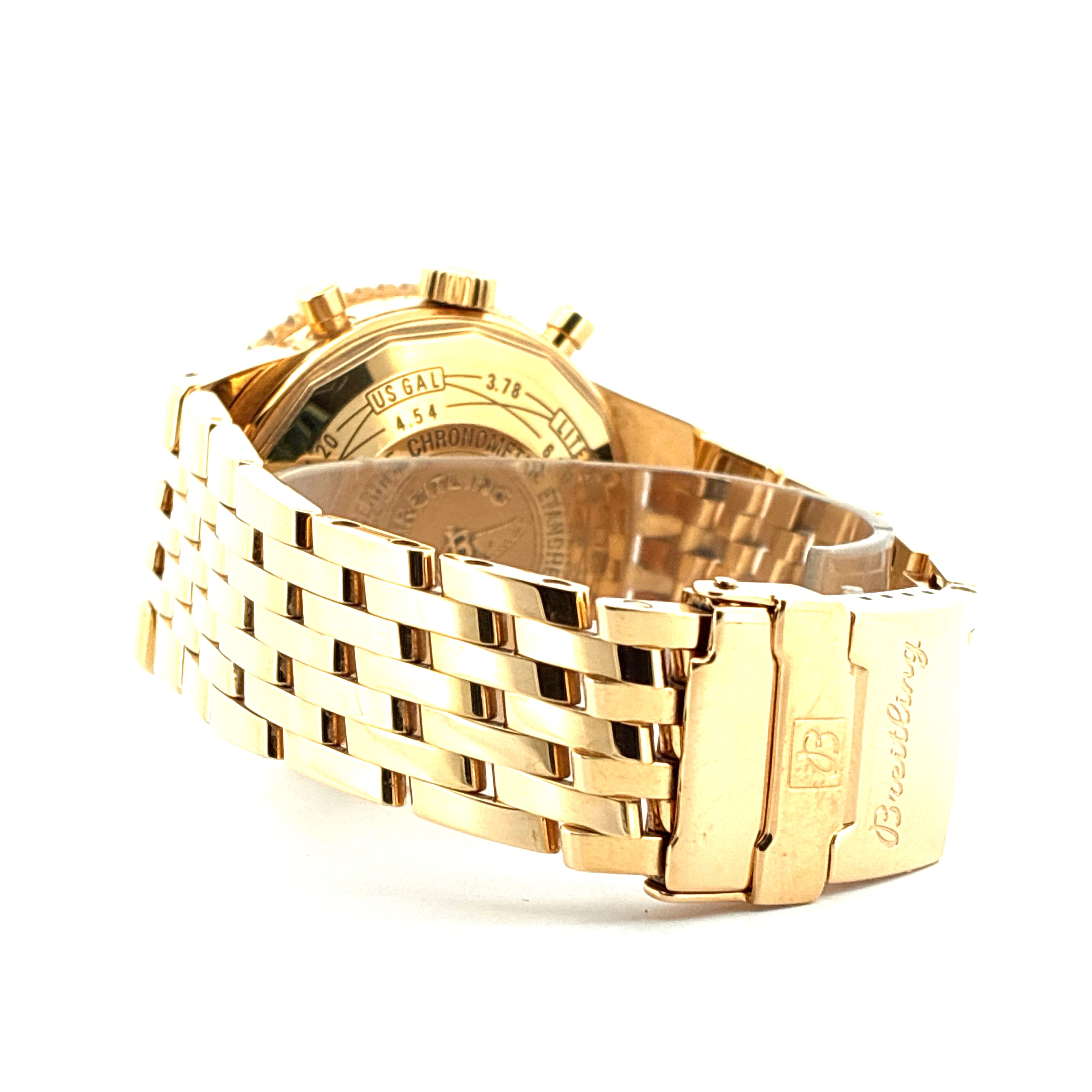 Breitling Navitimer Heritage aus Gelbgold im Seitenprofil mit Armband und Schließe