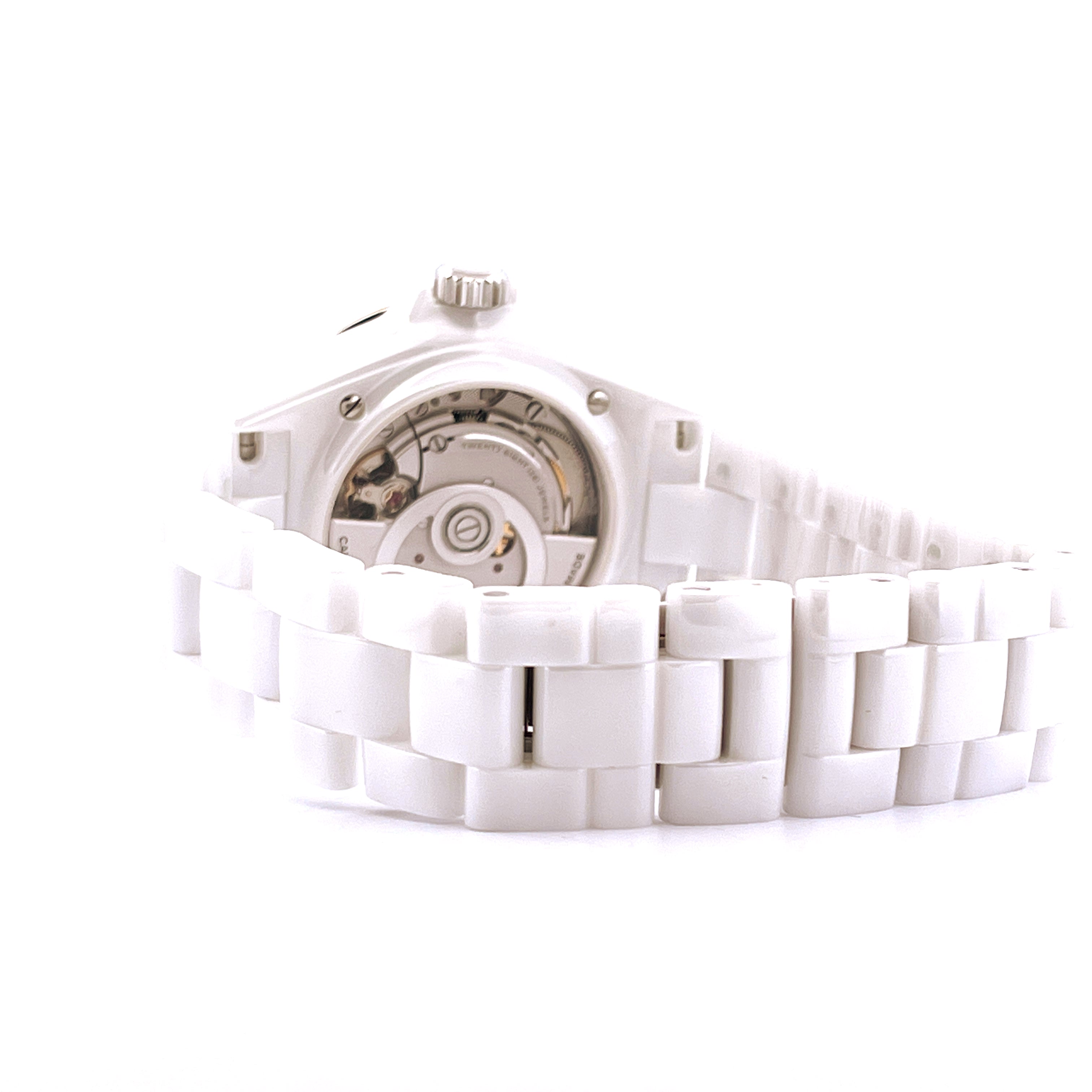 Chanel J12 38 mm Keramik-Uhr Automatik mit Sichtboden auf weißem Hintergrund