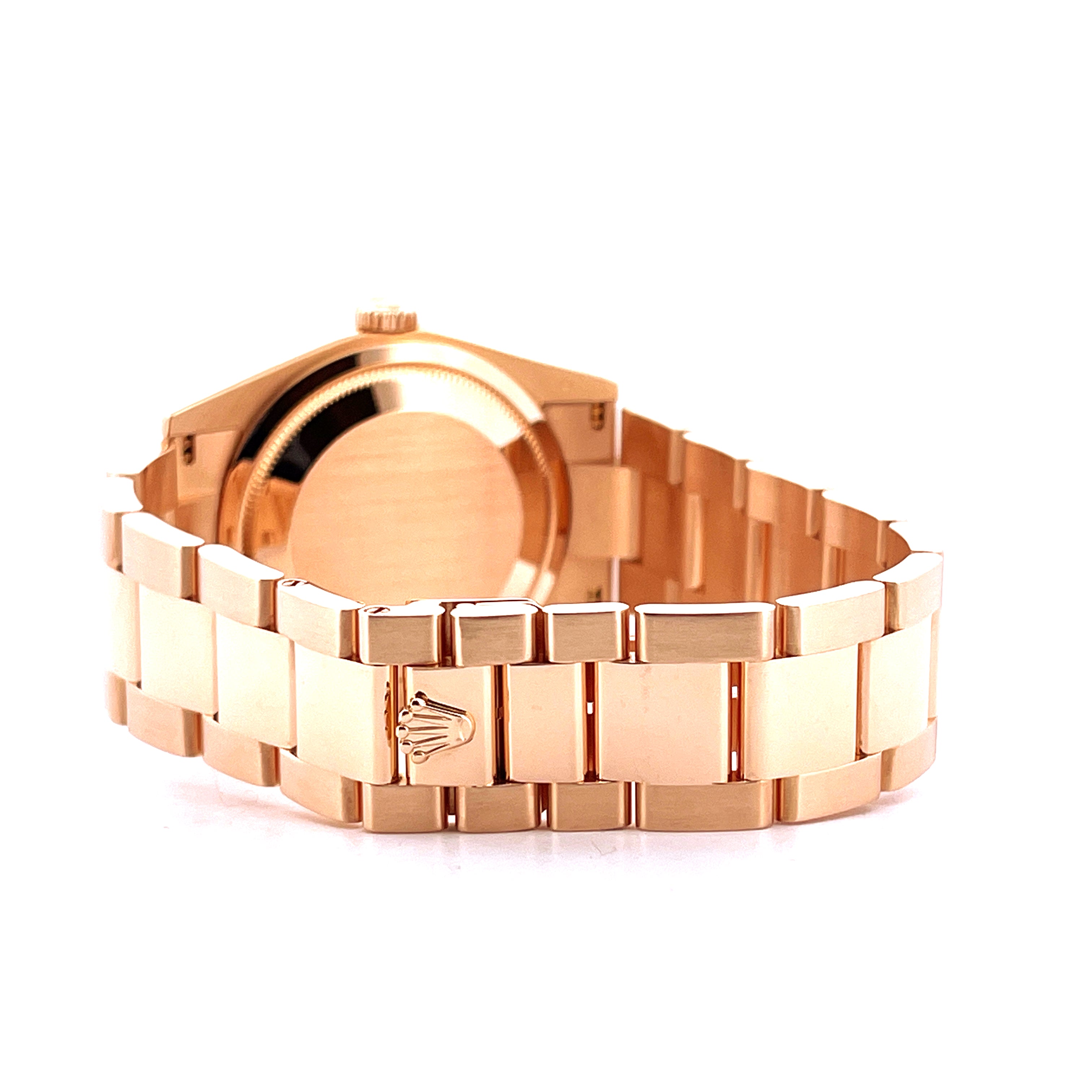 Seitenansicht einer roségoldenen Rolex Day-Date 36 mit gerändelter Lünette und Oyster-Armband