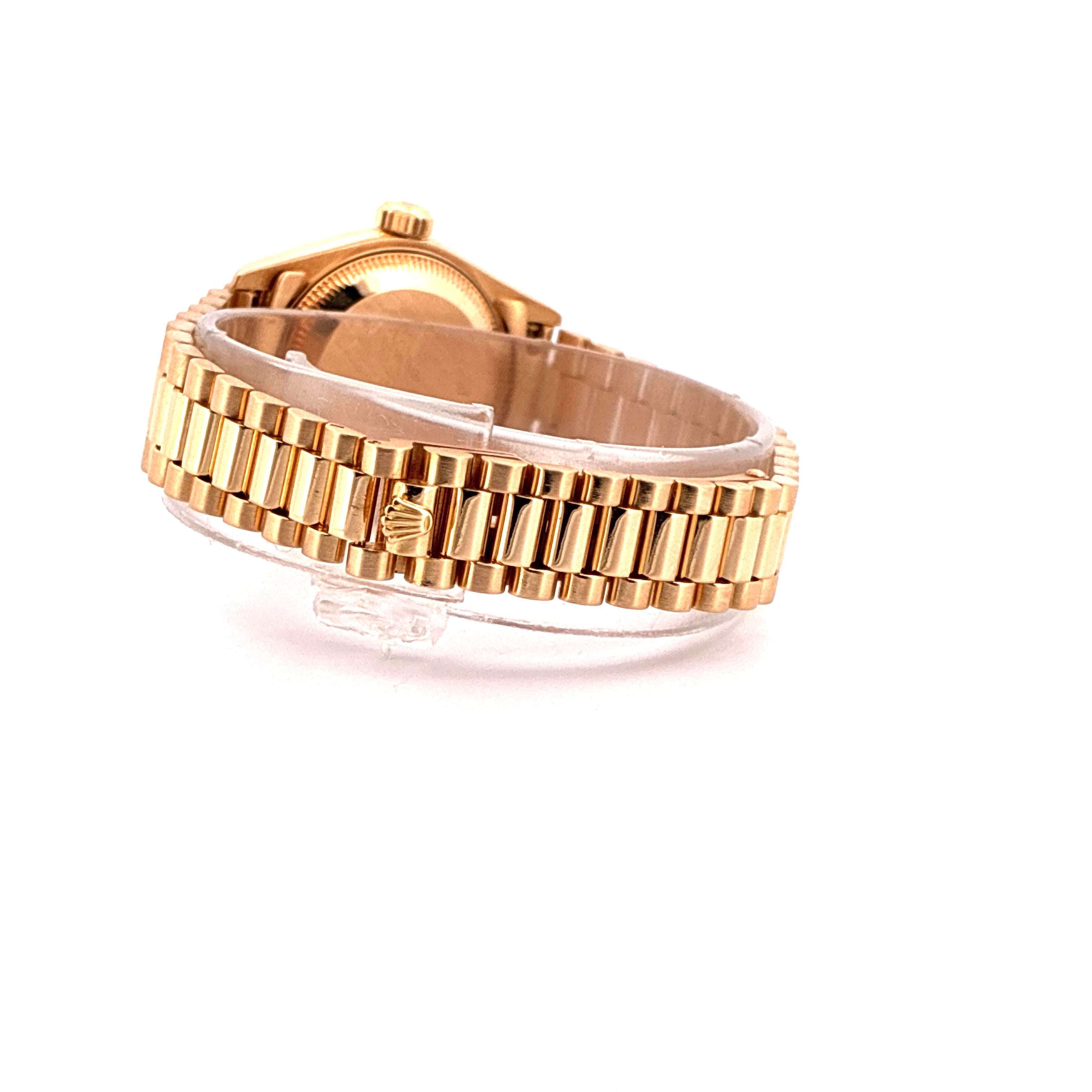 Rolex Lady-Datejust aus Gold, Seitenansicht, Armband mit Rolex-Krone auf weißem Hintergrund