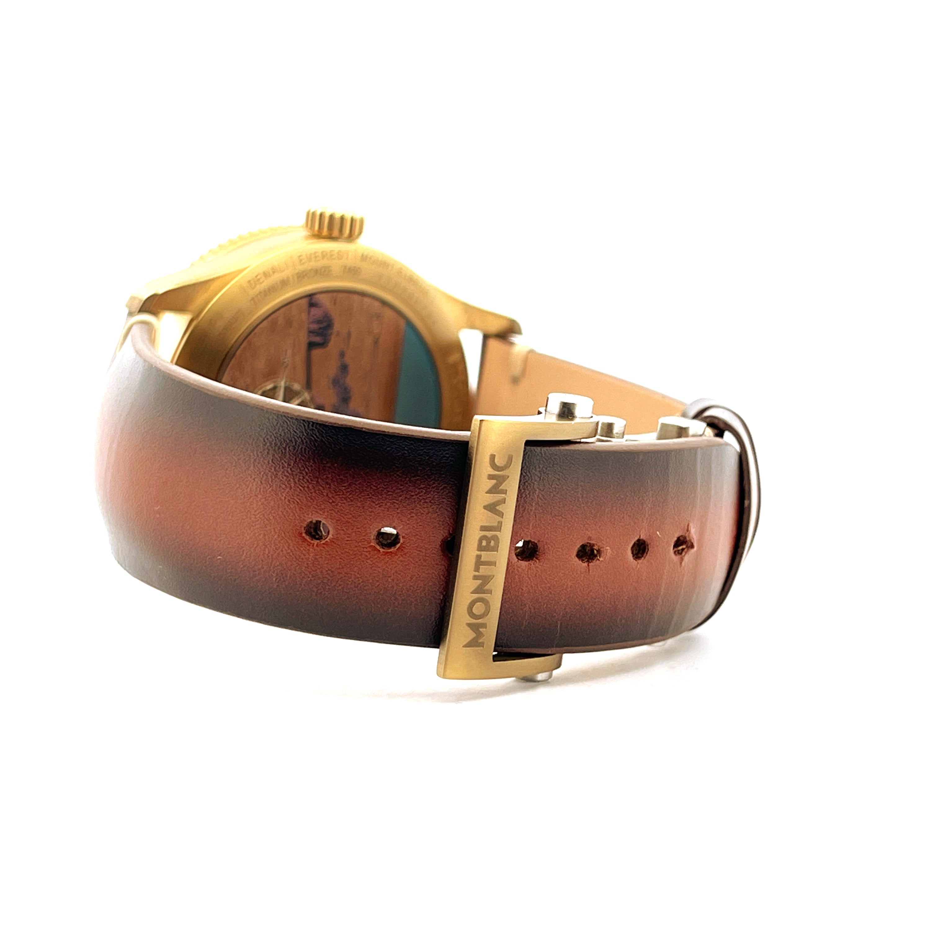 Montblanc 1858 Geosphere Limited Edition im Detail, bronzefarbenes Gehäuse, braunes Lederarmband, goldene Schließe mit Mon…
